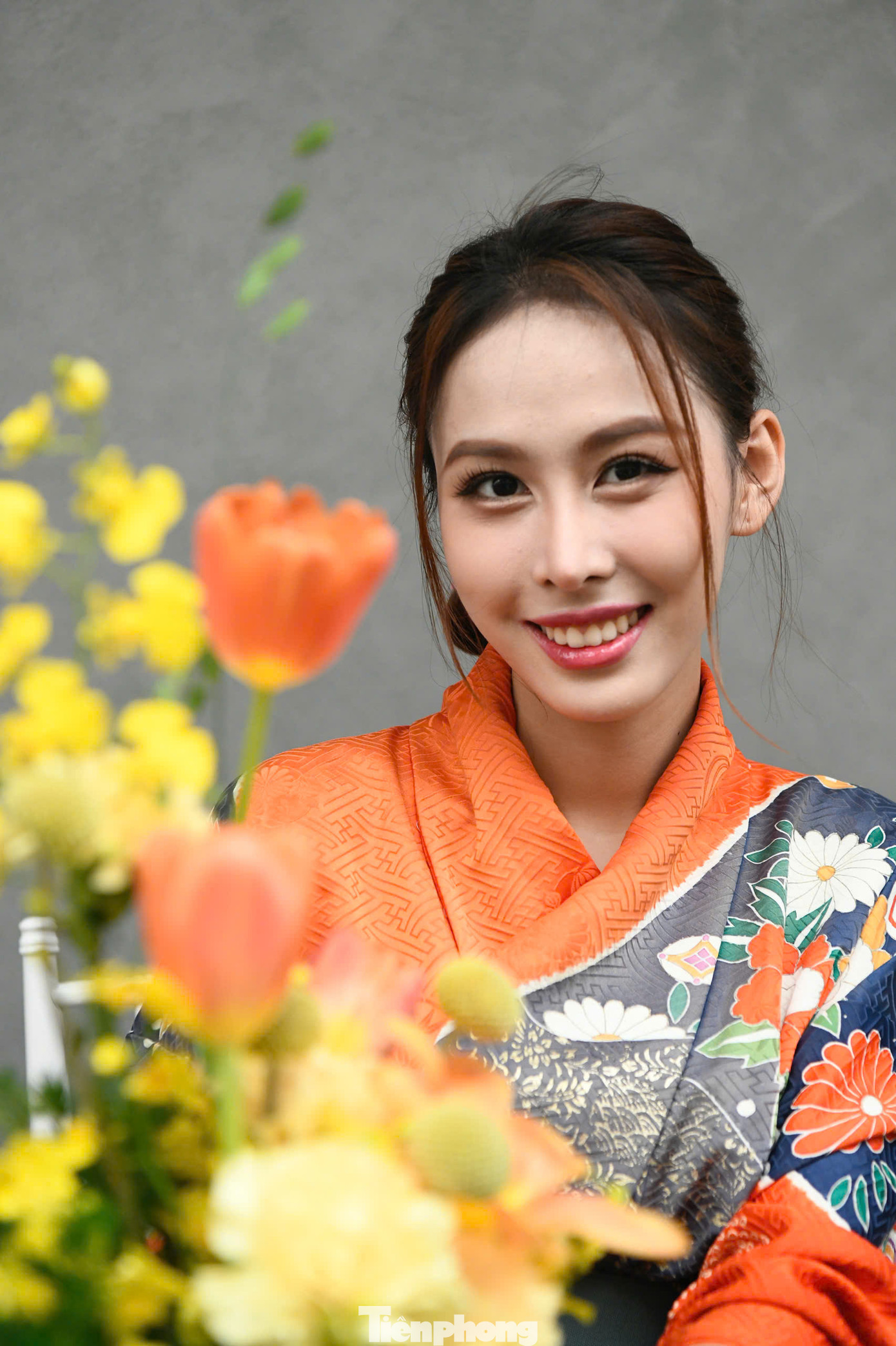 Nghệ thuật cắm hoa ikebana xuất hiện từ thế kỷ thứ VII, khi Phật giáo từ Trung Hoa du nhập vào Nhật Bản. Nghệ thuật này xuất phát từ phong tục sắp xếp hoa trước hình ảnh Đức Phật. Theo thời gian, phong cách cắm hoa này ngày càng trở nên tinh vi và phức tạp.