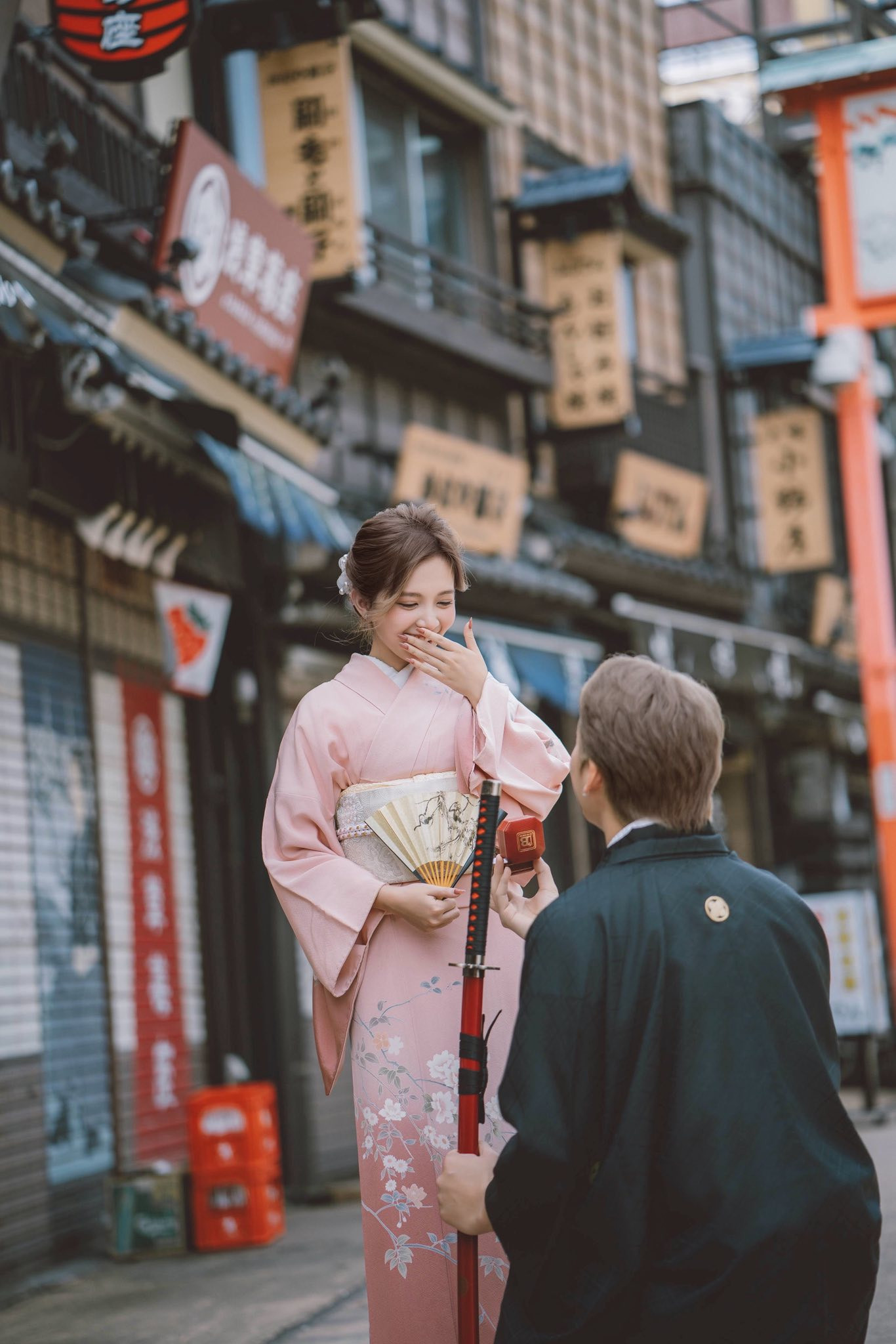 Đình Tú cầu hôn Ngọc Huyền tại Nhật Bản. Đình Tú cầu hôn Ngọc Huyền tại Nhật Bản.