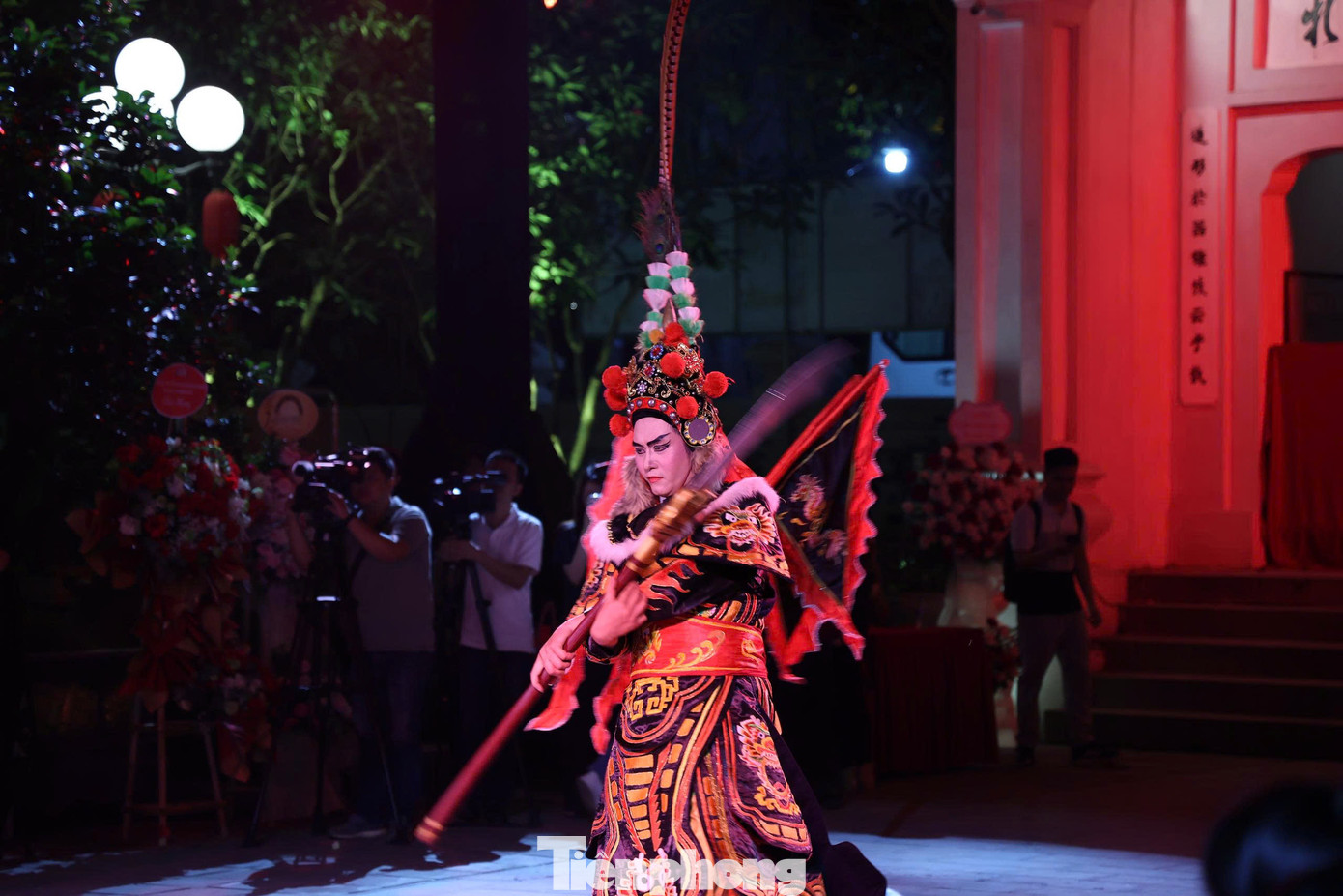 Các tiết mục là sự kết hợp nhuẫn nhuyễn giữa âm thanh, ánh sáng, mang lại trải nghiệm độc đáo cho người xem.