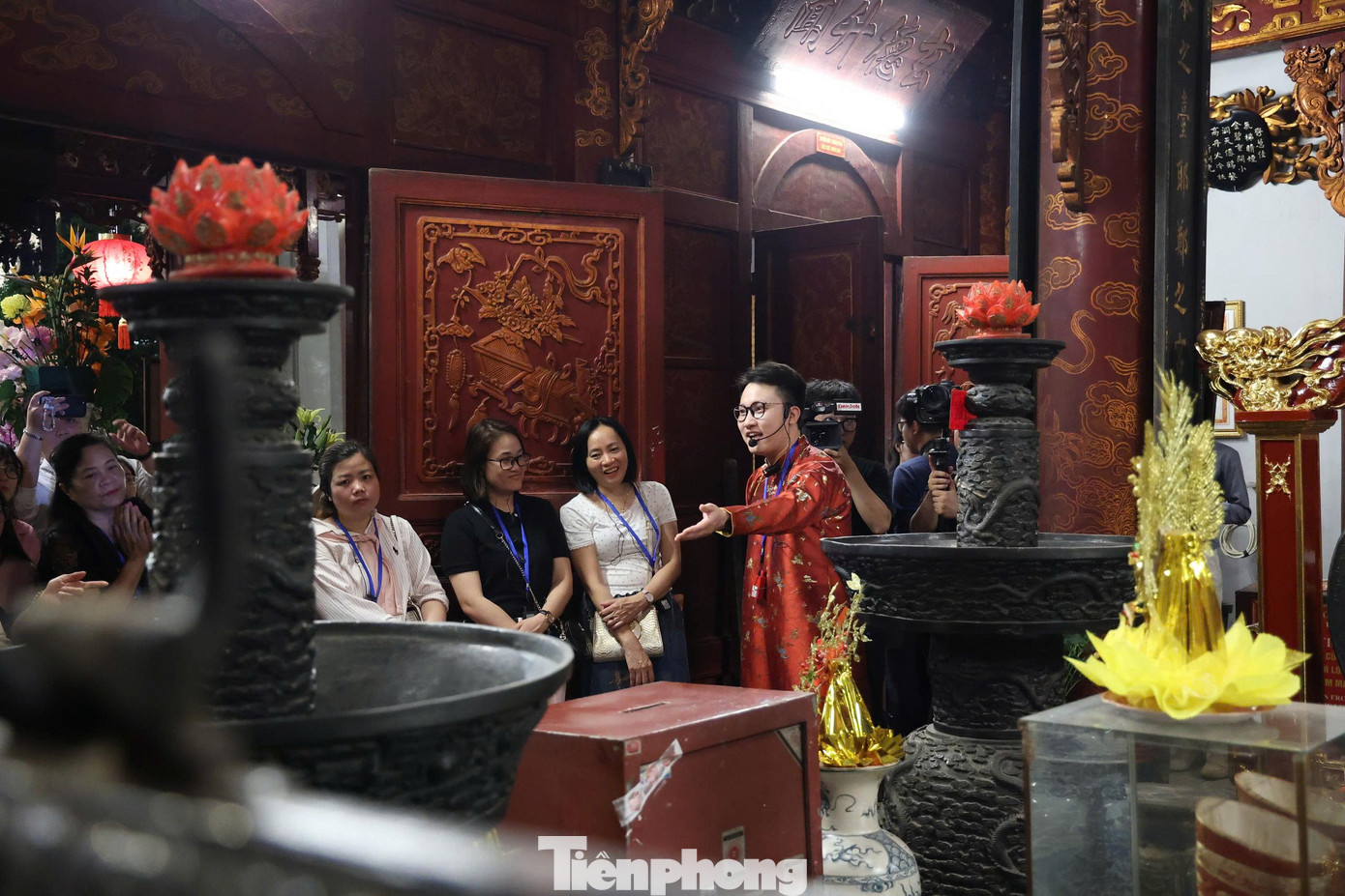 Kết thúc phần biểu diễn thực cảnh, du khách được khám phá và giải mã những bí ẩn còn hiện hữu tại ngôi đền như đôi đèn đồng trùng sinh, chiếc khánh đồng cổ với tên gọi Trấn Vũ Quán Khánh…