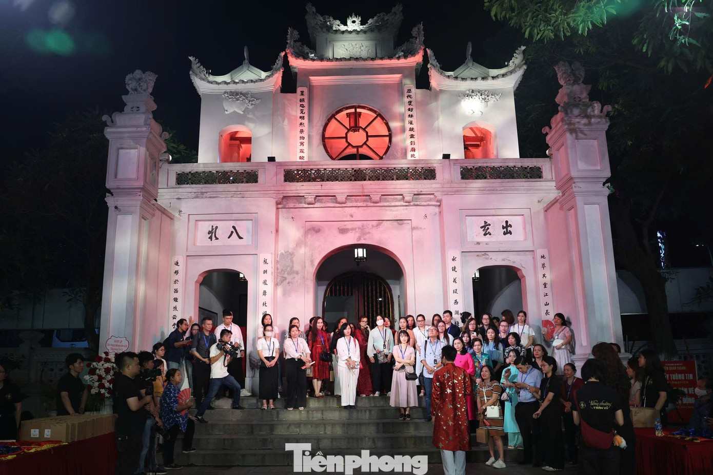 Tiếng chuông Trấn Vũ là tour đêm kết hợp trình diễn thực cảnh đầu tiên được tổ chức tại ngôi đền Thăng Long xưa - một trong "tứ trấn" của Kinh thành xưa.