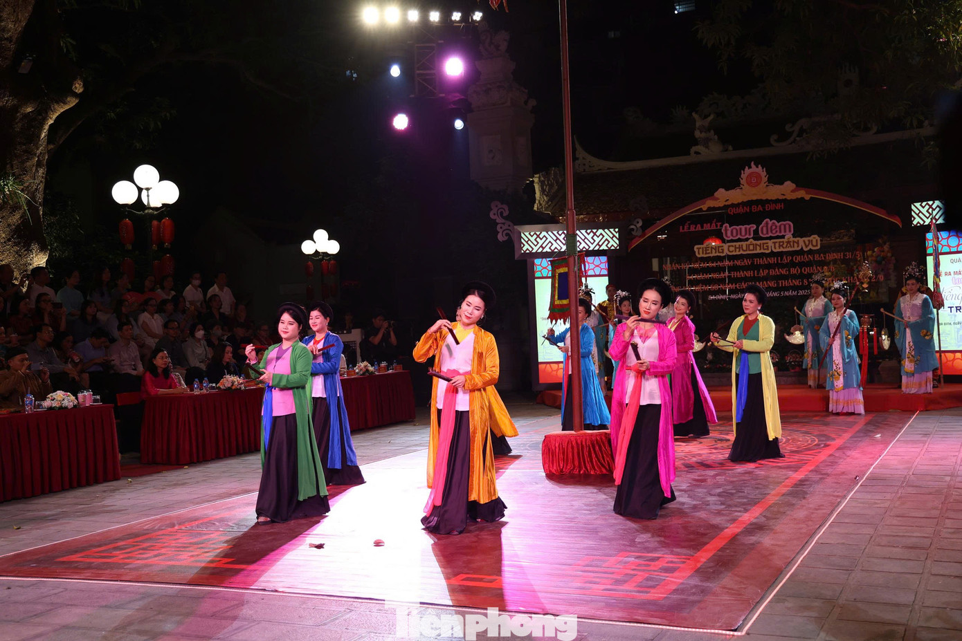 Tour đêm được lấy cảm hứng từ lễ hội truyền thống kỷ niệm ngày Đức Thánh Huyền Thiên Trấn Vũ giáng lâm ban phúc. Trong phần biểu diễn sân khấu hóa đưa du khách khám phá không gian lễ hội cổ xưa với đoàn rước kiệu, nghi lễ dâng chúc văn, tuồng tích ca ngợi công đức Đức Thánh...