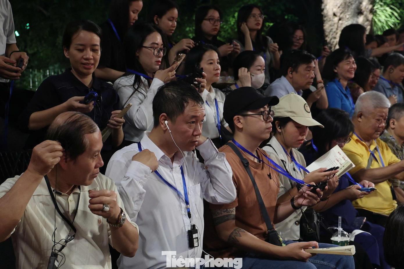 Du khách chăm chú trải nghiệm, khám phá những câu chuyện, tích xưa về Đức Thánh Huyền Thiên Trấn Vũ - vị thần trấn giữ phương Bắc, bảo hộ cho cư dân nông nghiệp.