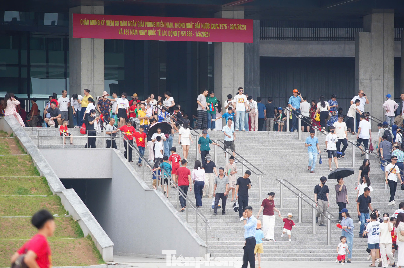 Từ sớm, khu vực sân, khu trưng bày ngoài trời của Bảo tàng Lịch sử Quân sự Việt Nam dần được du khách thập phương lấp kín. Dịp này, phần lớn du khách chọn mặc áo dài, áo đỏ sao vàng đến bảo tàng.