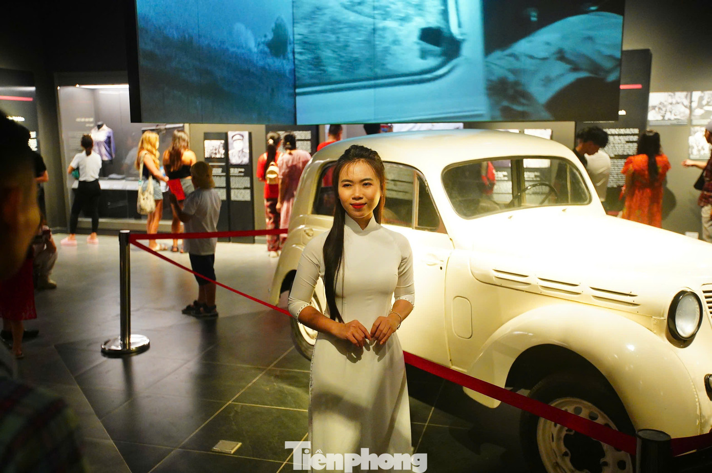 Giới trẻ không bỏ lỡ cơ hội để ghi lại kỷ niệm tại bảo tàng - nơi trưng bày, chứa đựng những kỷ vật gắn với chiến công vĩ đại, hy sinh của quân dân Việt Nam trong các cuộc kháng chiến bảo vệ Tổ quốc.