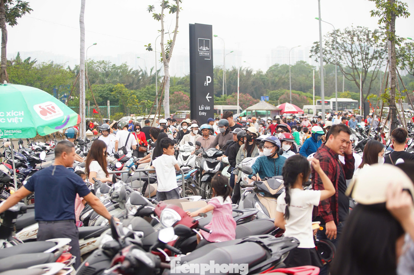 Lượng khách đổ về bảo tàng ngày càng đông, bãi xe dần trở nên quá tải, khiến BQL phải bố trí thêm bãi xe đằng sau bảo tàng để điều tiết lượng khách, tránh gây nên ùn tắc.