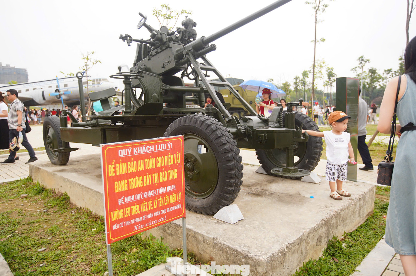 Bảng quy định cấm leo trèo lên hiện vật đã có nhưng có không ít gia đình lơ là, để con vô tư đánh đu, trèo lên hiện vật, tạo dáng chụp ảnh.