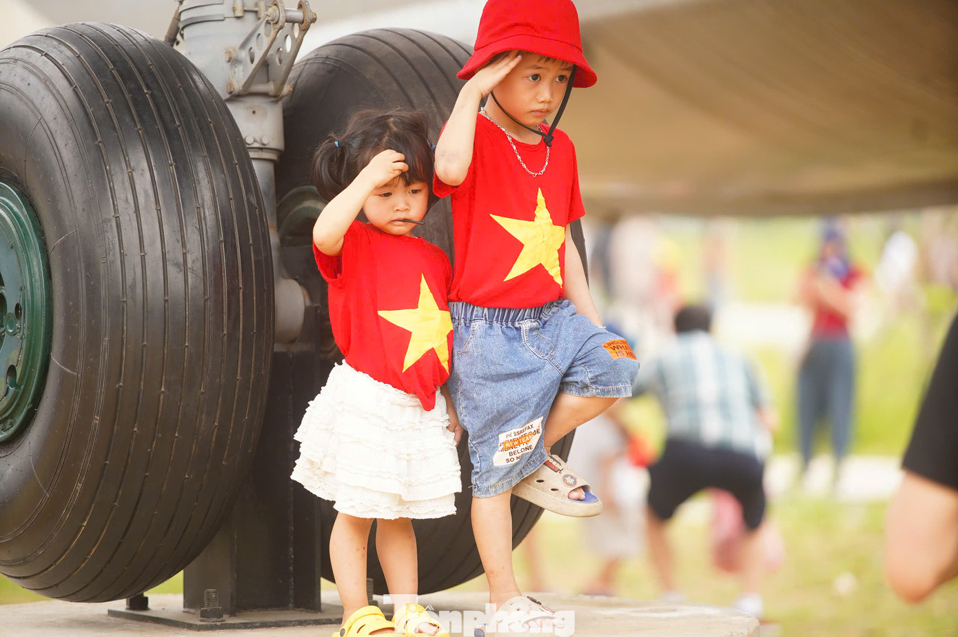 Lượng khách đổ về quá đông có thể dẫn tới tình trạng quá tải. Một số gia đình đã để con trèo lên bệ trưng bày hiện vật để chụp ảnh. Phần lớn những hiện vật này là hiện vật ngoài trời như máy bay, xe tăng...