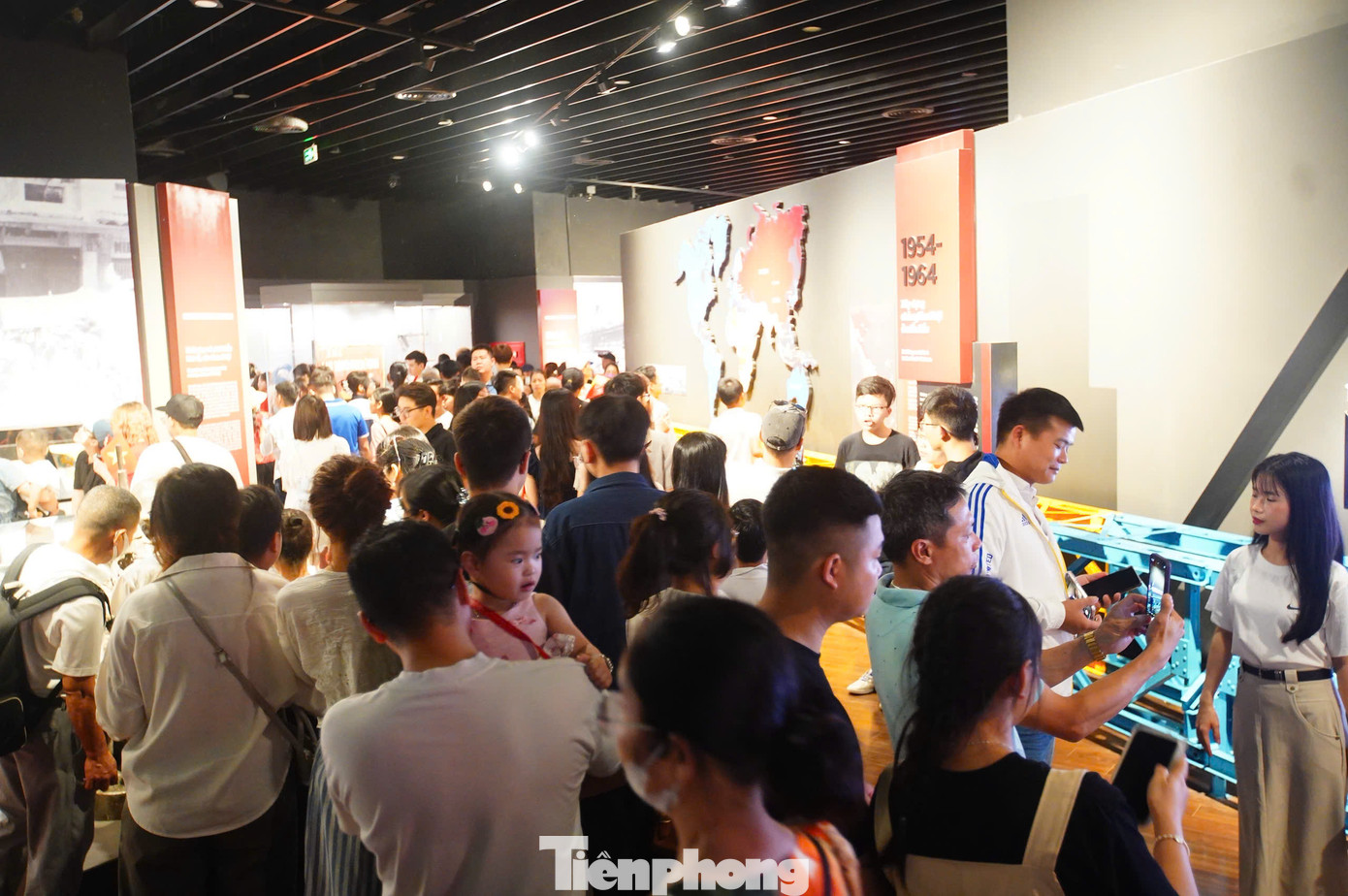 Bảo tàng Lịch sử Quân sự Việt Nam đón hàng trăm nghìn lượt khách trong kỳ nghỉ 30/4-1/5. Bảo tàng Lịch sử Quân sự Việt Nam đón hàng trăm nghìn lượt khách trong kỳ nghỉ 30/4-1/5.