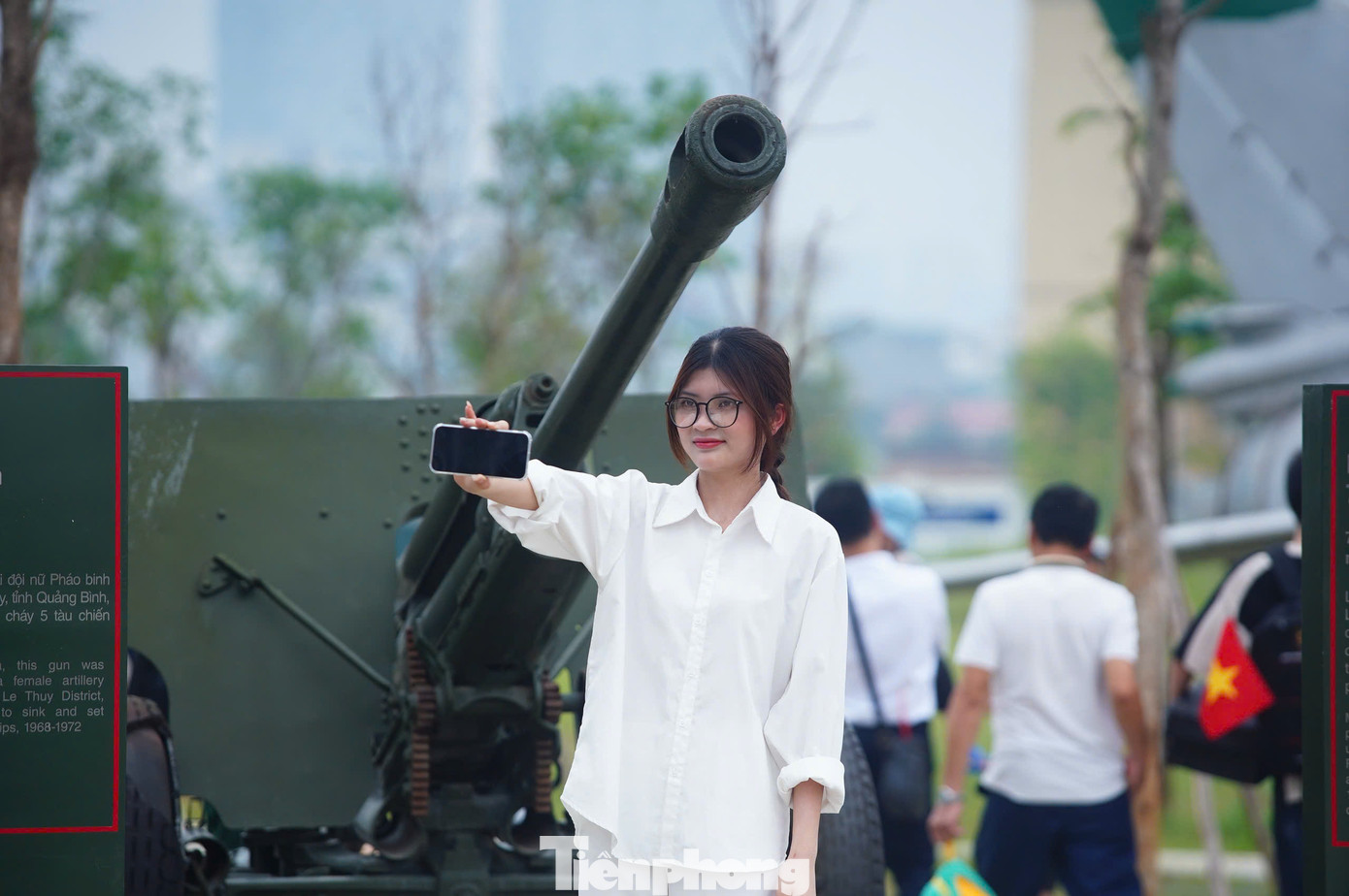 Giới trẻ không bỏ lỡ cơ hội để ghi lại kỷ niệm tại bảo tàng - nơi trưng bày, chứa đựng những kỷ vật gắn với chiến công vĩ đại, hy sinh của quân dân Việt Nam trong các cuộc kháng chiến bảo vệ Tổ quốc.