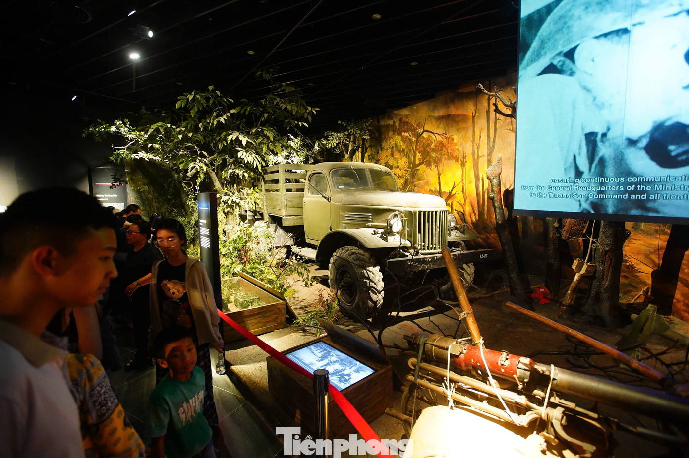 Mỗi hiện vật đều mang trong mình một câu chuyện, một phần ký ức lịch sử mà người dân Việt Nam không bao giờ quên.