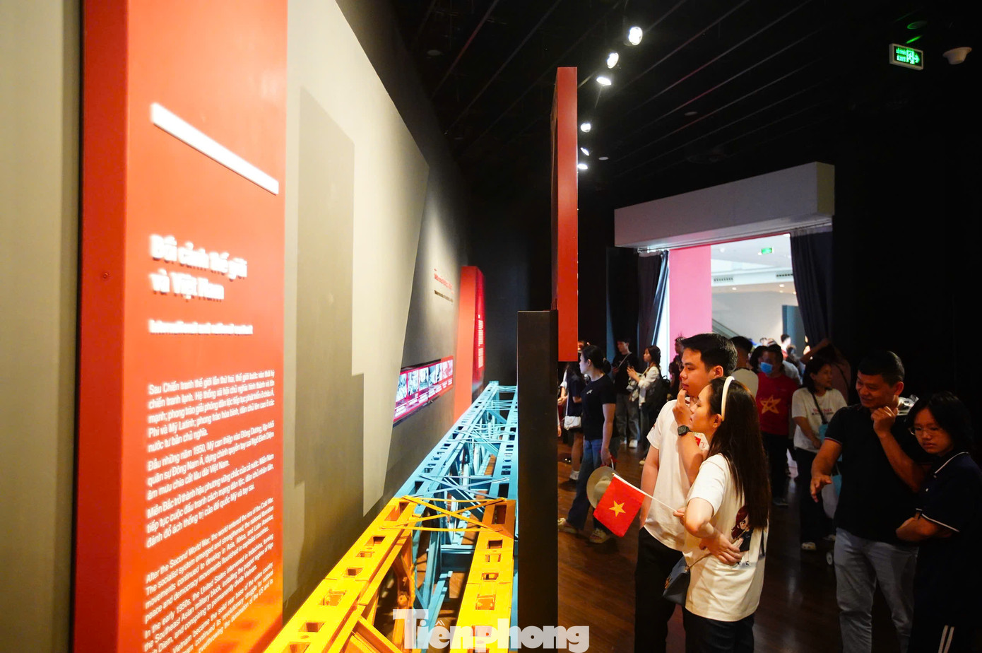 Những ngày này, khi đến Bảo tàng Lịch sử Quân sự Việt Nam phần lớn du khách cầm theo lá cờ Tổ quốc.