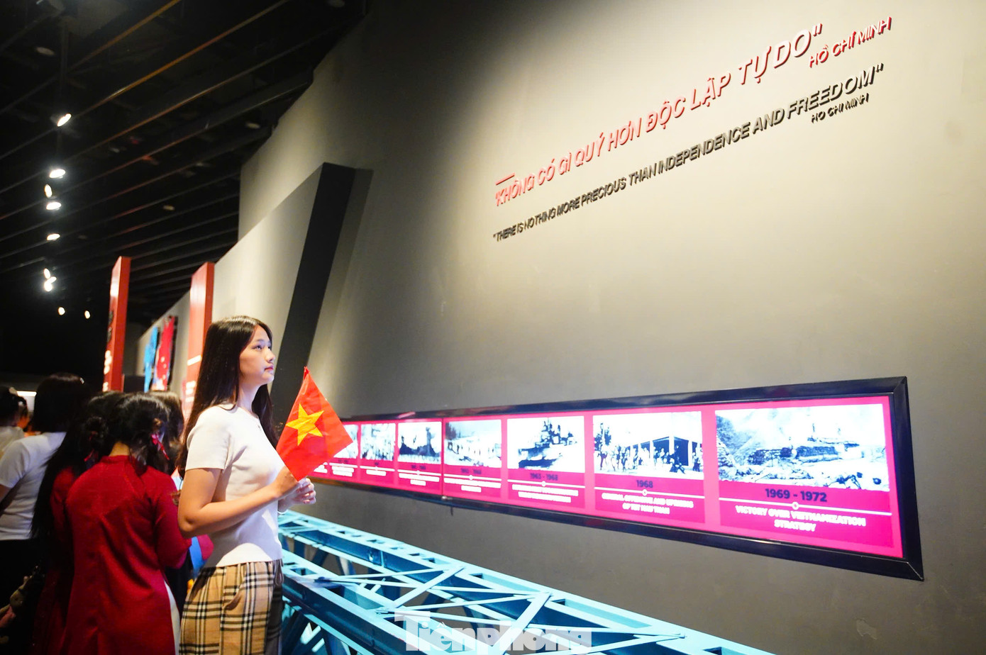 Những ngày này, khi đến Bảo tàng Lịch sử Quân sự Việt Nam phần lớn du khách cầm theo lá cờ Tổ quốc.