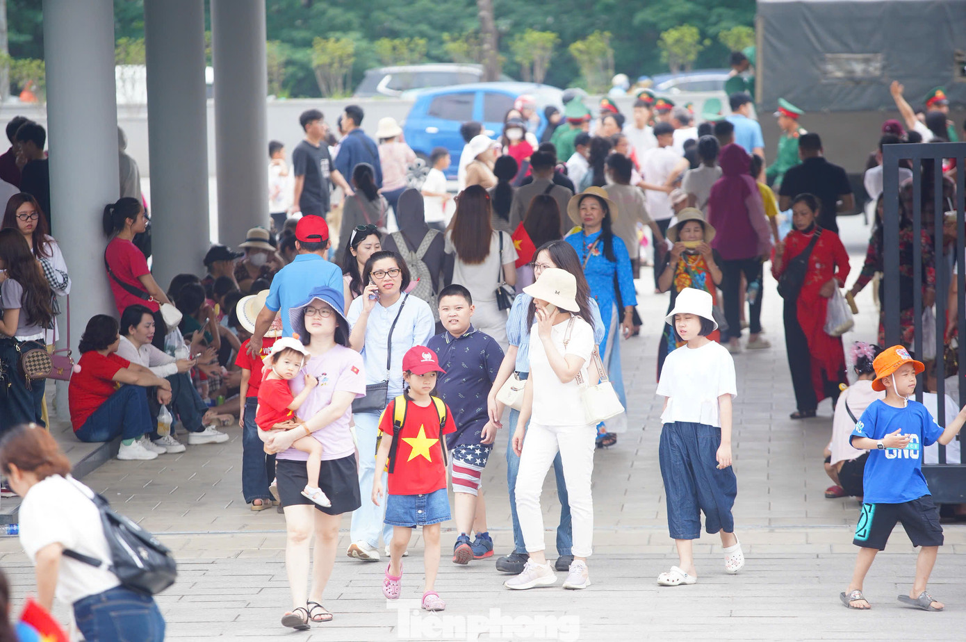 Từ sớm, khu vực sân, khu trưng bày ngoài trời của Bảo tàng Lịch sử Quân sự Việt Nam dần được du khách thập phương lấp kín. Dịp này, phần lớn du khách chọn mặc áo dài, áo đỏ sao vàng đến bảo tàng.