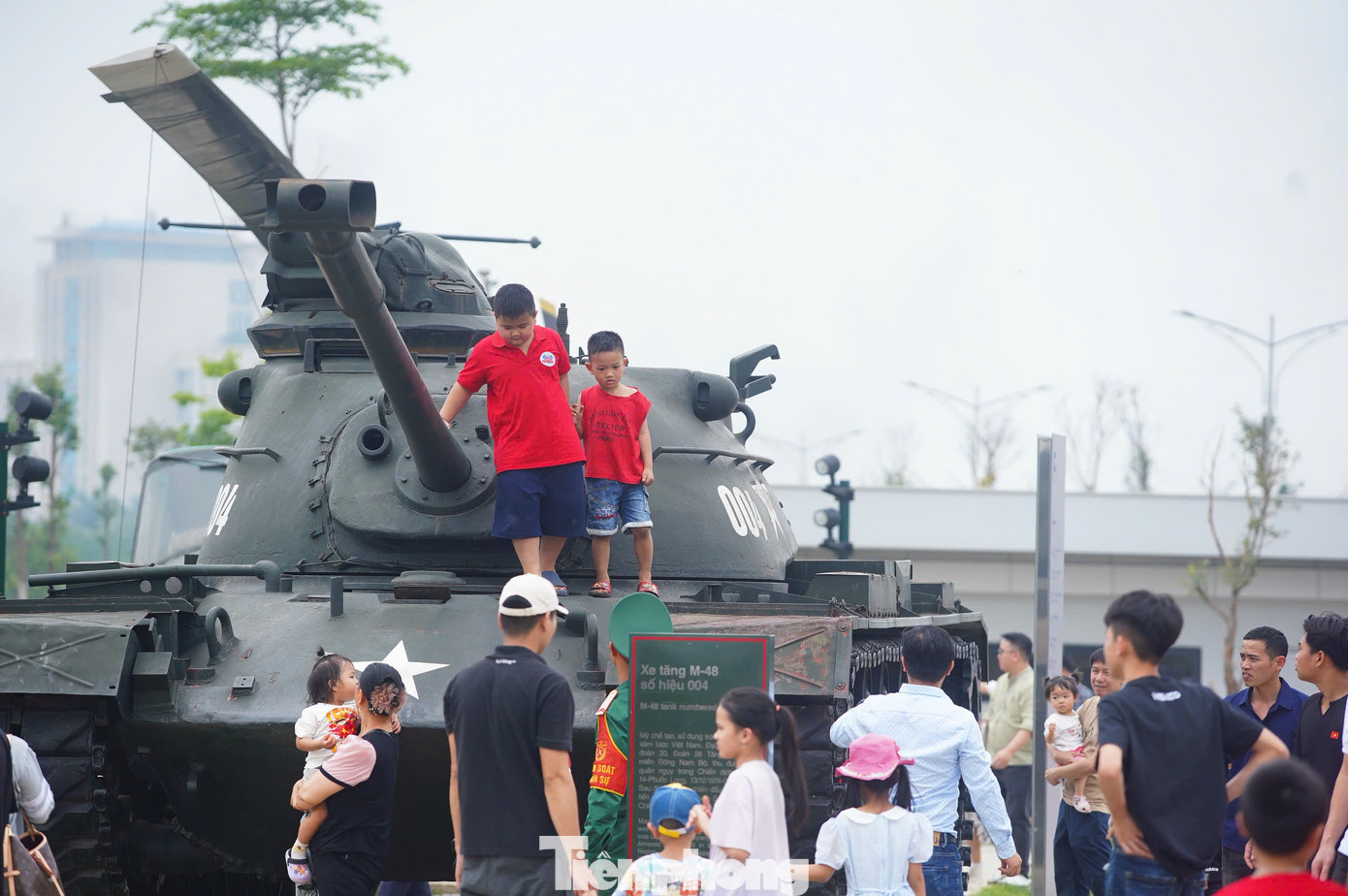 Lượng khách đổ về quá đông có thể dẫn tới tình trạng quá tải. Một số gia đình đã để con trèo lên bệ trưng bày hiện vật để chụp ảnh. Phần lớn những hiện vật này là hiện vật ngoài trời như máy bay, xe tăng...