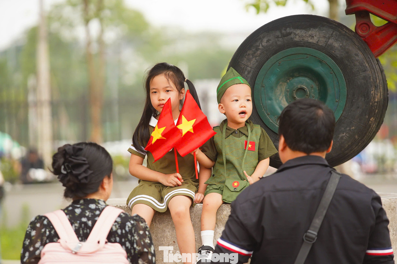 Lượng khách đổ về quá đông có thể dẫn tới tình trạng quá tải. Một số gia đình đã để con trèo lên bệ trưng bày hiện vật để chụp ảnh. Phần lớn những hiện vật này là hiện vật ngoài trời như máy bay, xe tăng...