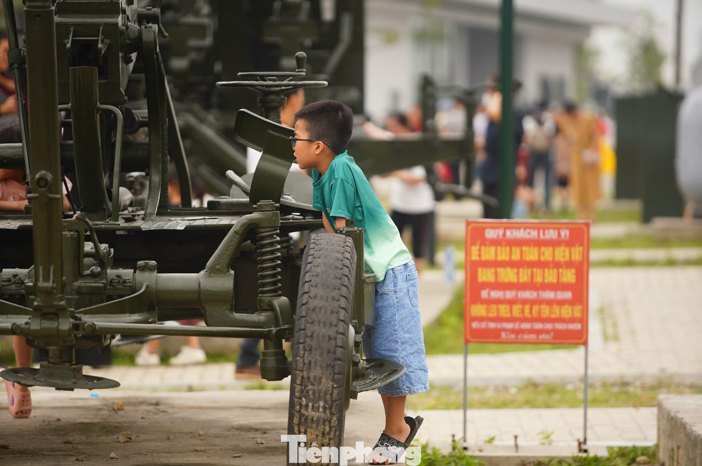 Bảng quy định cấm leo trèo lên hiện vật đã có nhưng có không ít gia đình lơ là, để con vô tư đánh đu, trèo lên hiện vật, tạo dáng chụp ảnh.