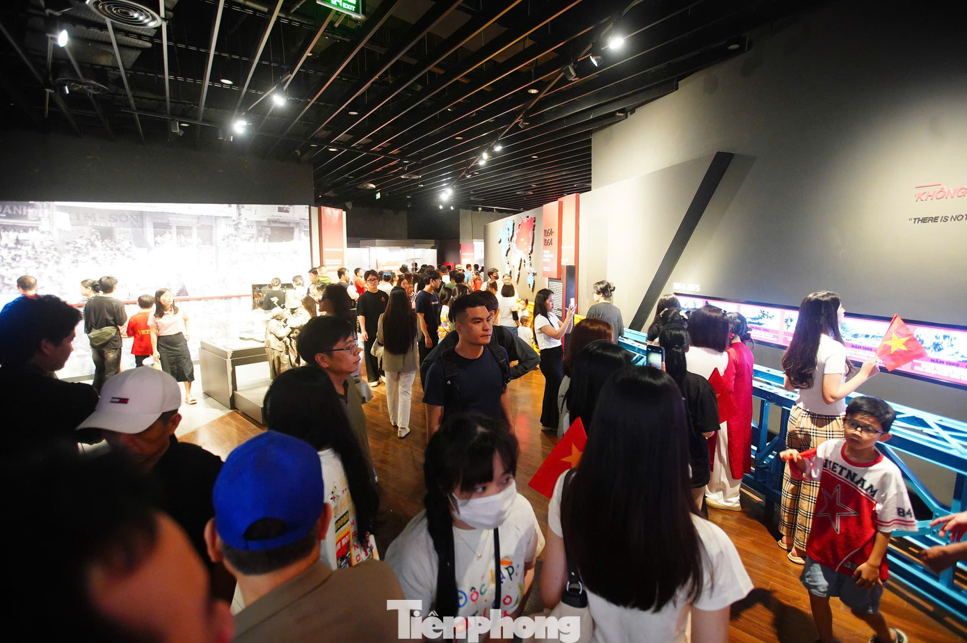 Bảo tàng Lịch sử Quân sự Việt Nam đón hàng trăm nghìn lượt khách trong kỳ nghỉ 30/4-1/5. Bảo tàng Lịch sử Quân sự Việt Nam đón hàng trăm nghìn lượt khách trong kỳ nghỉ 30/4-1/5.