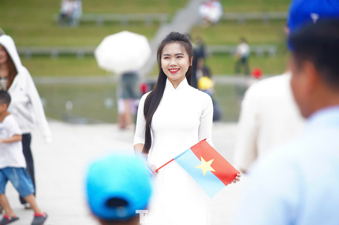 Từ sớm, khu vực sân, khu trưng bày ngoài trời của Bảo tàng Lịch sử Quân sự Việt Nam dần được du khách thập phương lấp kín. Dịp này, phần lớn du khách chọn mặc áo dài, áo đỏ sao vàng đến bảo tàng.