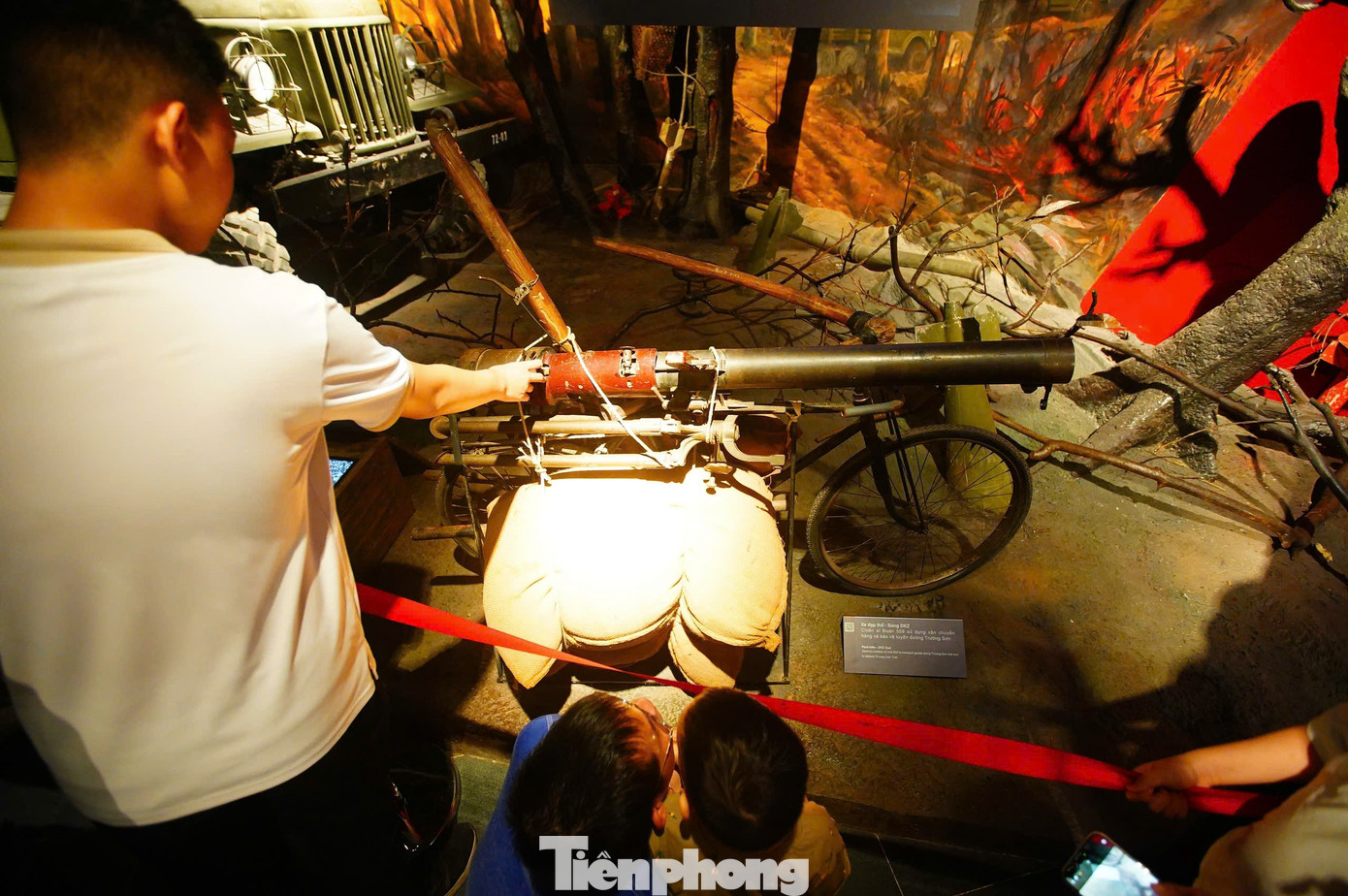 Mỗi hiện vật đều mang trong mình một câu chuyện, một phần ký ức lịch sử mà người dân Việt Nam không bao giờ quên.