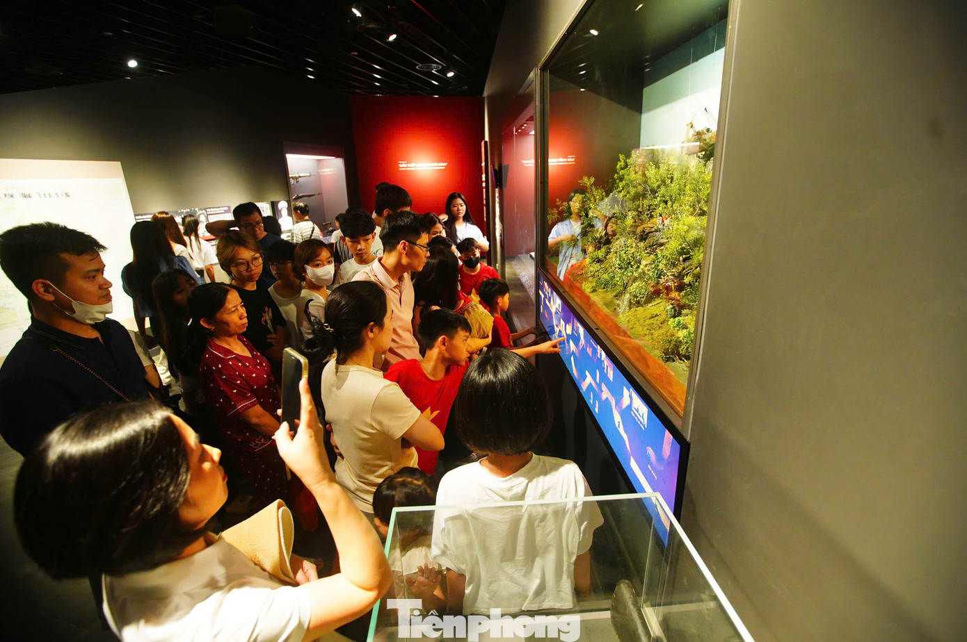 Trong những ngày tháng 4 lịch sử, Bảo tàng Lịch sử Quân sự Việt Nam cũng tổ chức nhiều hoạt động đặc biệt nhằm kỷ niệm những chiến công vĩ đại của dân tộc. Các triển lãm chuyên đề, tọa đàm, và chương trình giáo dục lịch sử dành cho học sinh, sinh viên là dịp để thế hệ trẻ hiểu rõ hơn về quá khứ hào hùng của ông cha ta, để từ đó nuôi dưỡng lòng yêu nước, tự hào và trách nhiệm trong việc bảo vệ Tổ quốc.