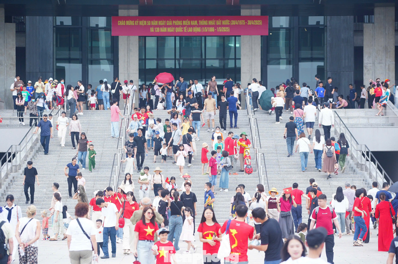 Hàng nghìn du khách đổ về Bảo tàng Lịch sử Quân sự Việt Nam trong ngày 30/4 - ngày Giải phóng miền Nam, thống nhất đất nước. Nơi đây trở thành "địa chỉ đỏ" cho những người mong muốntìm về quá khứ hào hùng của dân tộc.