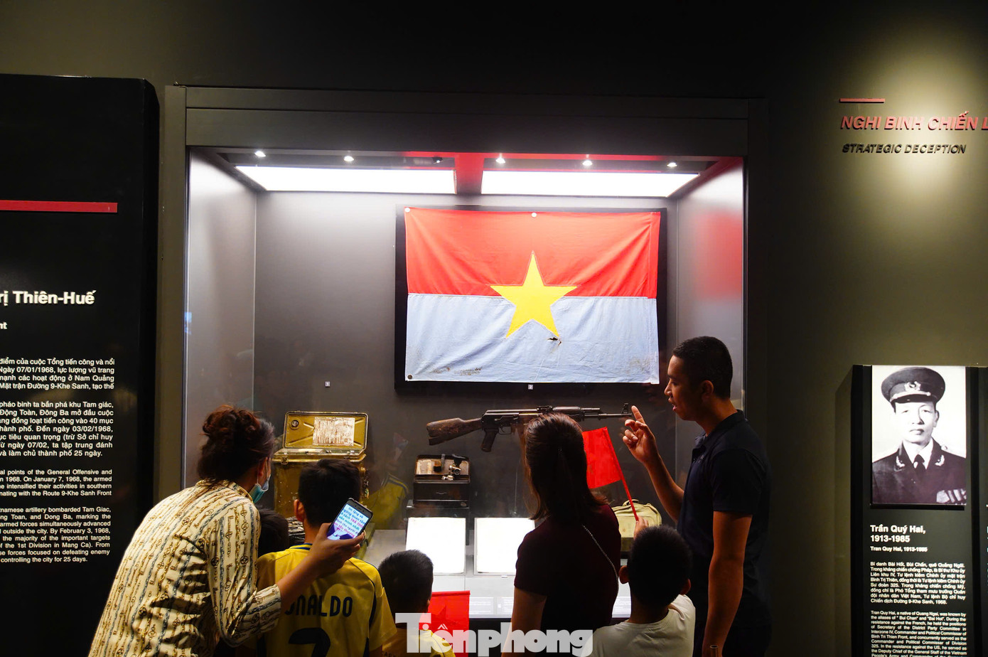 Trong ngày đại lễ, khu vực trưng bày, tái hiện cuộc kháng chiến chống Mỹ 1954-1975 đón lượng khách đông nhất, đặc biệt là tủ trưng bày Lá cờ Mặt trận Dân tộc giải phóng Miền Nam Việt Nam. Nhiều phụ huynh dành thời gian giải thích cho con ý nghĩa đặc biệt của lá cờ này.