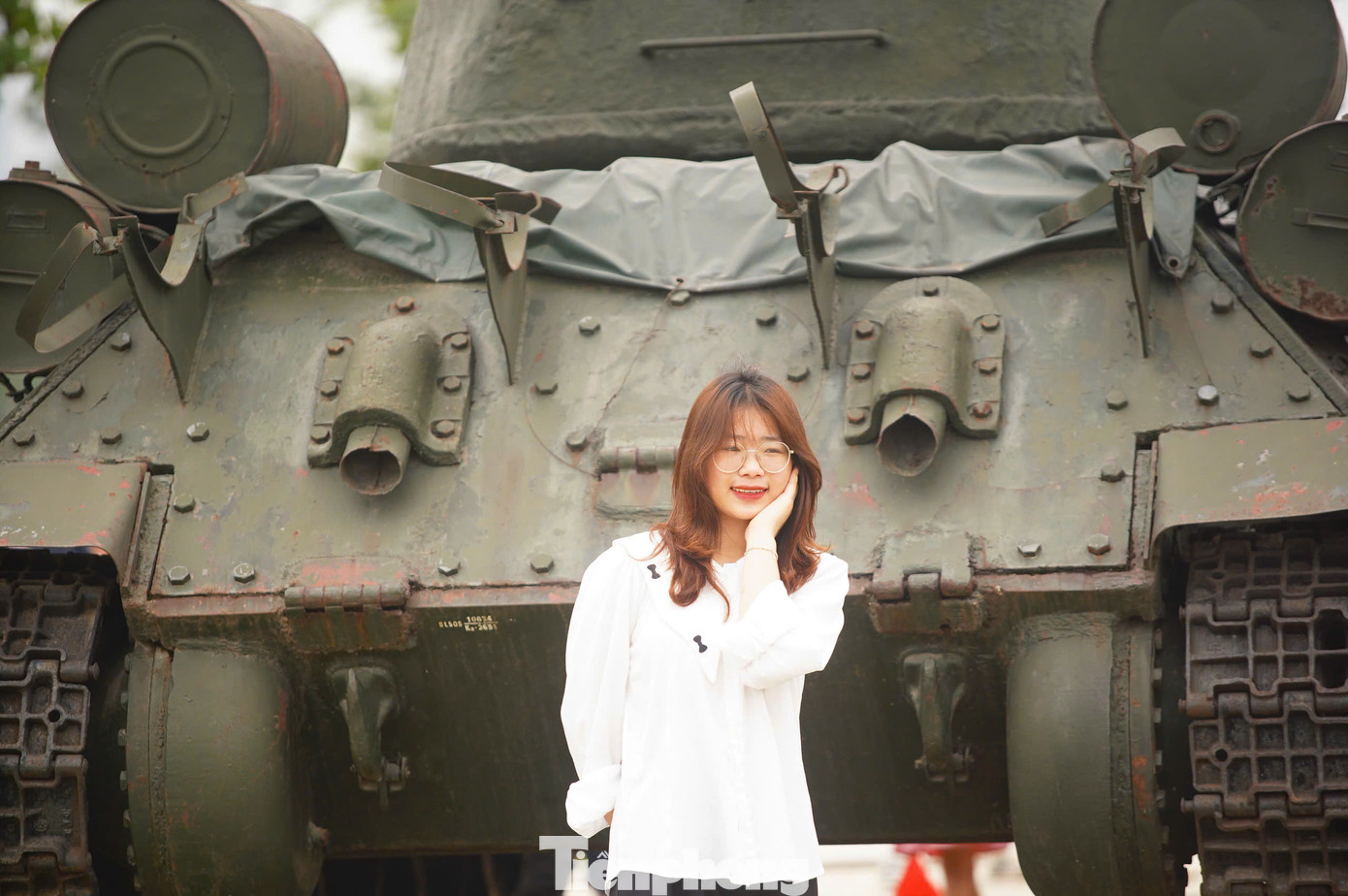 Giới trẻ không bỏ lỡ cơ hội để ghi lại kỷ niệm tại bảo tàng - nơi trưng bày, chứa đựng những kỷ vật gắn với chiến công vĩ đại, hy sinh của quân dân Việt Nam trong các cuộc kháng chiến bảo vệ Tổ quốc.