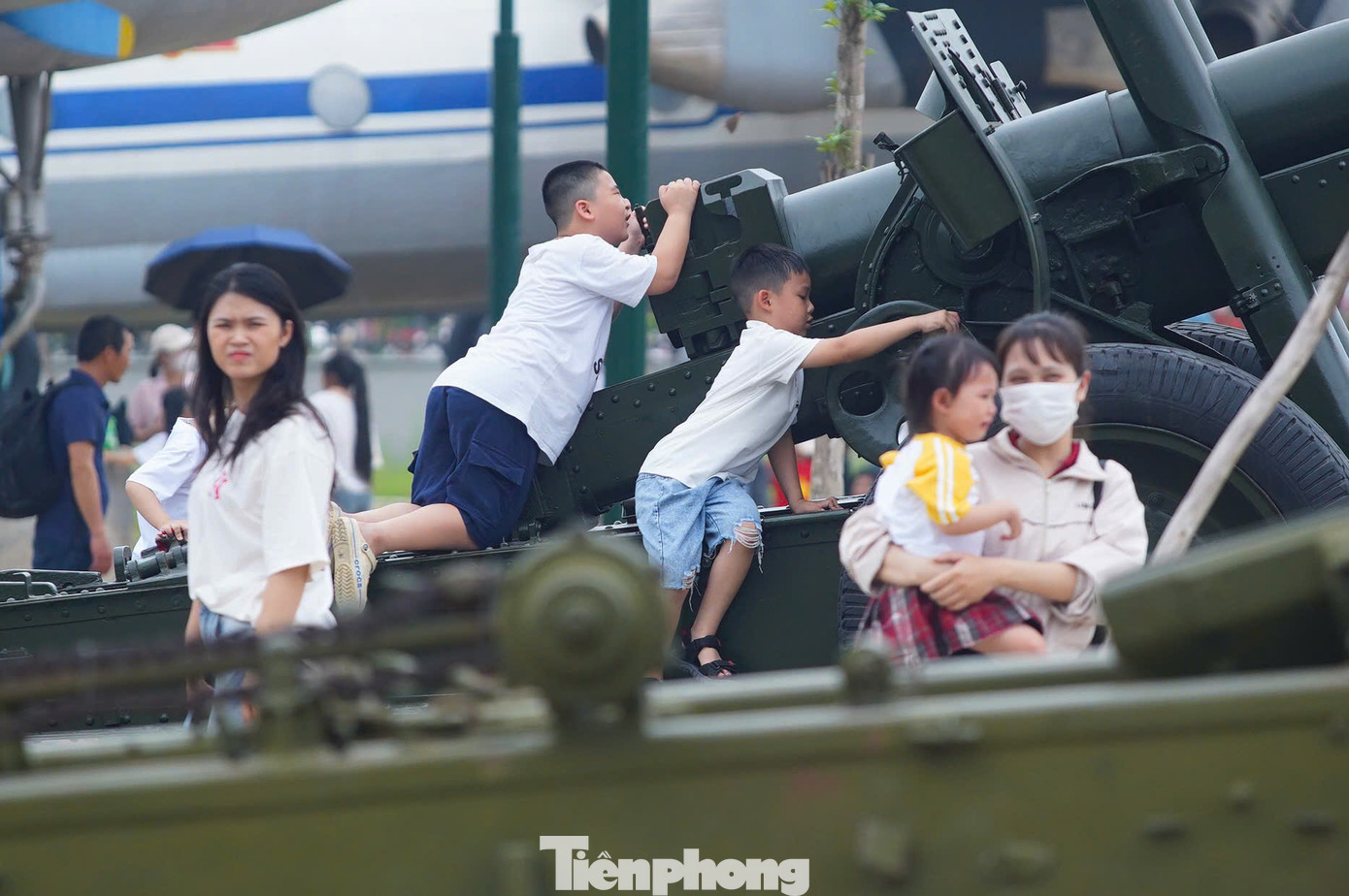 Lượng khách đổ về quá đông có thể dẫn tới tình trạng quá tải. Một số gia đình đã để con trèo lên bệ trưng bày hiện vật để chụp ảnh. Phần lớn những hiện vật này là hiện vật ngoài trời như máy bay, xe tăng...