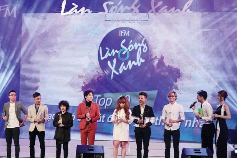 Lễ trao giải thưởng Làn sóng xanh được tổ chức thường niên tại sân khấu Lan Anh từ năm 1998.