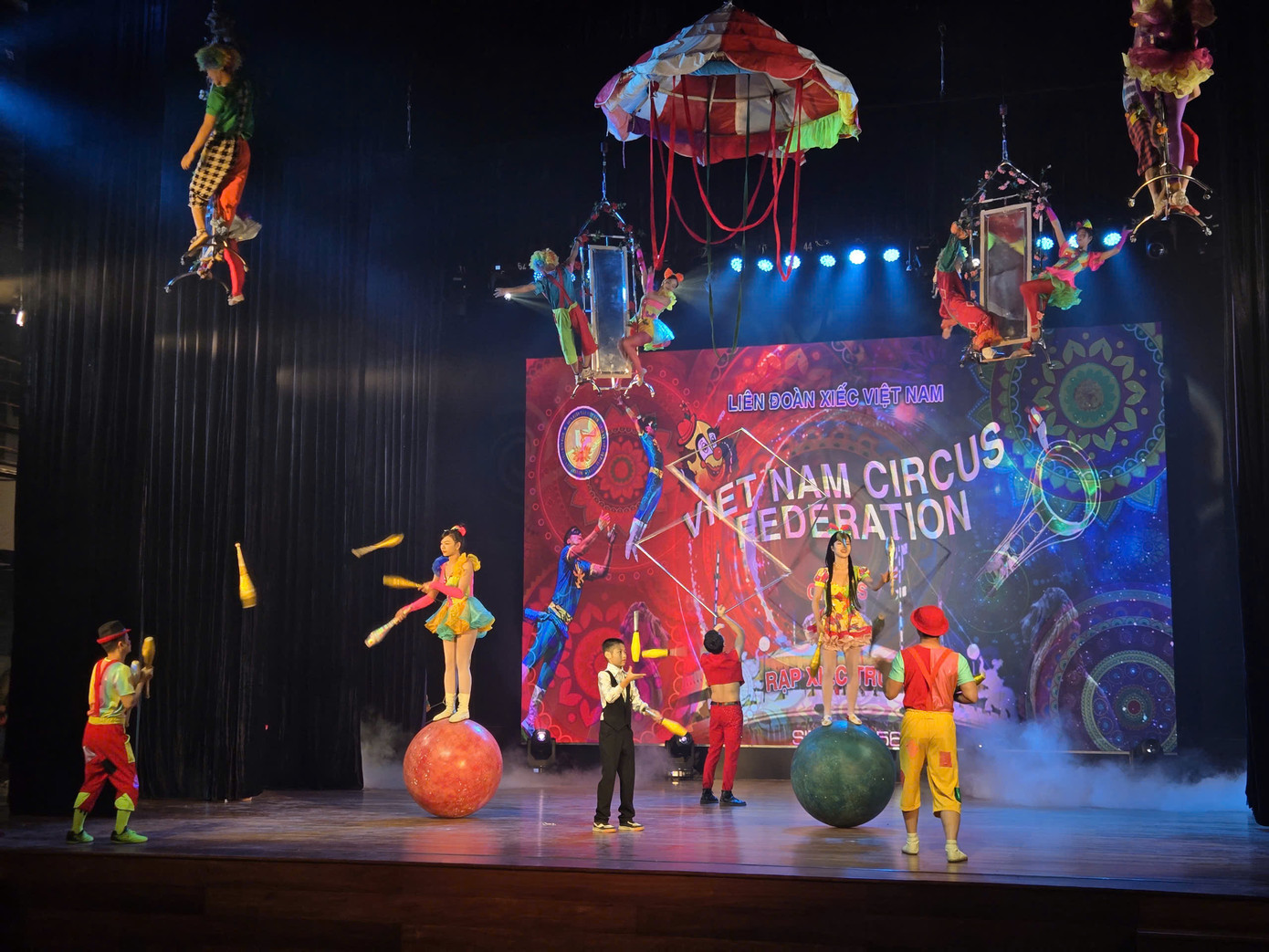 Tiết mục Vũ đài muôn màu sắc khai trương sân khấu vuông thuộc Trung tâm nghệ thuật biểu diễn (Liên đoàn Xiếc Việt Nam). Tiết mục Vũ đài muôn màu sắc khai trương sân khấu vuông thuộc Trung tâm nghệ thuật biểu diễn (Liên đoàn Xiếc Việt Nam).