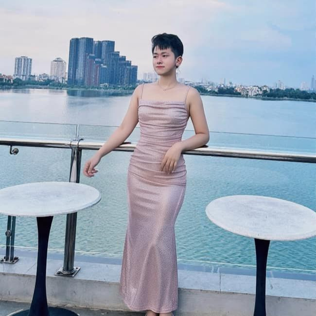 Chiếc váy hai dây hồng kim tuyến được hàng nghìn người diện trên ảnh là sản phẩm của AI. Chiếc váy hai dây hồng kim tuyến được hàng nghìn người diện trên ảnh là sản phẩm của AI.