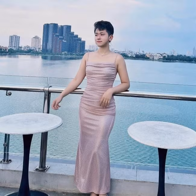 Chiếc váy hai dây hồng kim tuyến được hàng nghìn người diện trên ảnh là sản phẩm của AI.