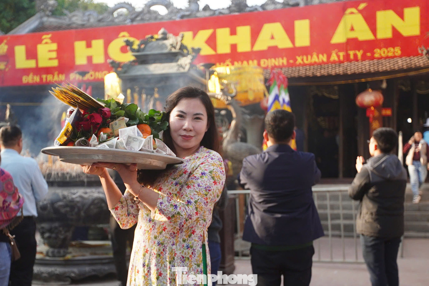 Du khách thành tâm dâng lễ lên đức thánh Trần với mong muốn một năm an lành, mạnh khỏe, hạnh phúc cho gia đình. Anh Đoàn Hùng Cường (Uông Bí, Quảng Ninh) cho biết chỉ cần có mặt tại khuôn viên đền Trần anh đã thấy “an tâm”. “Khi đến đây, tôi chỉ cầu mong sức khỏe. Mọi chuyện khác trong cuộc sống đều phải tùy duyên. Nếu bản thân cố gắng, nỗ lực, mọi chuyện đều sẽ thành", anh Hùng Cường chia sẻ.