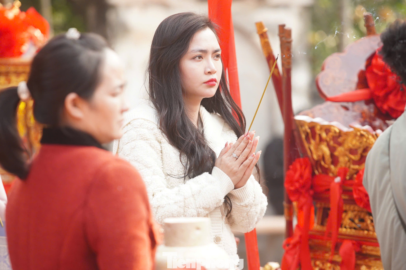 Với nhiều người, ấn đền Trần tượng trưng cho truyền thống của đạo hiếu Việt Nam. "Tôi có niềm tin vào Phật, Thánh, tức là có thờ, có thiêng, có kiêng thì có lành. Ngoài ra, truyền thống đạo hiếu Việt Nam luôn đề cao tinh thần uống nước, nhớ nguồn, nhớ đến những người đã anh dũng, hy sinh cho dân tộc. Hôm nay về đây tôi chỉ mong cầu Quốc thái, dân an, mưa thuận, gió hòa, nhà nhà no ấm cho tất cả mọi người", chị Trần Thị Kim Oanh (Hà Nội) cho biết.