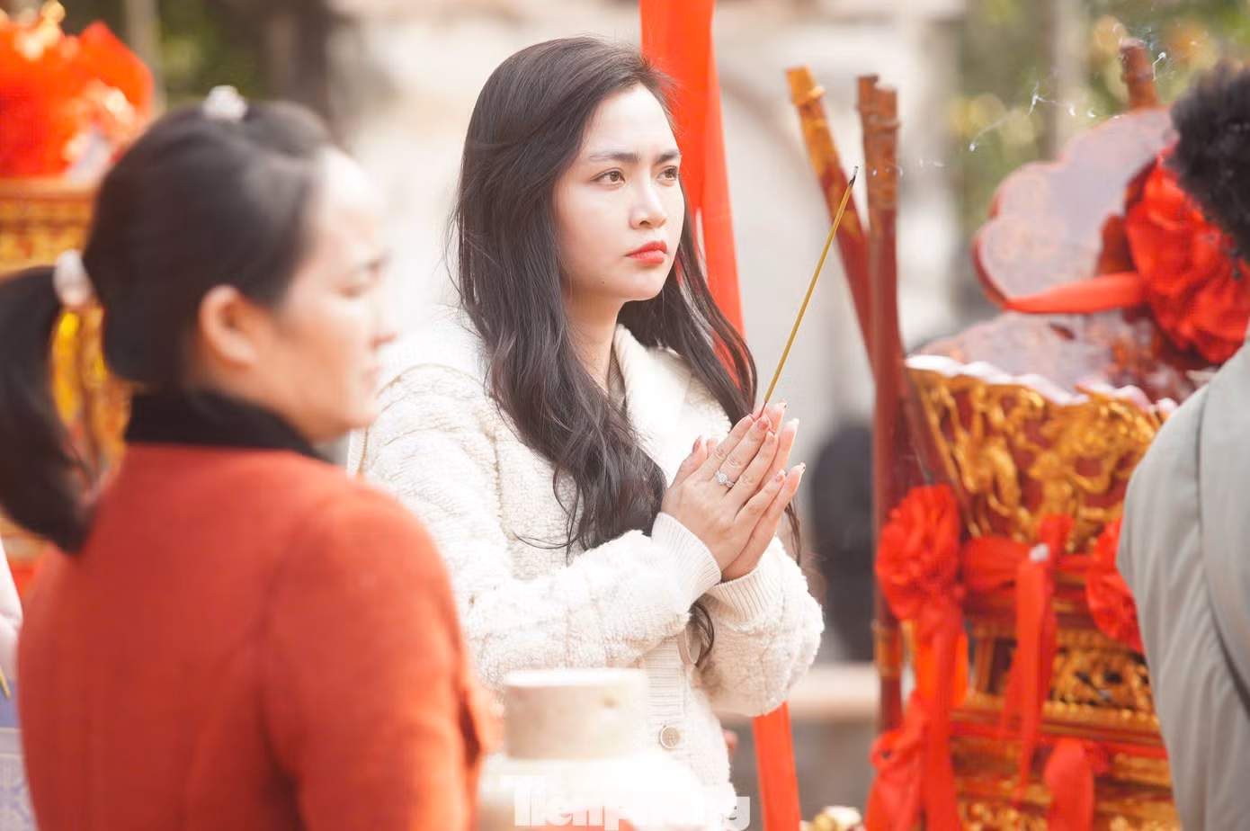Với nhiều người, ấn đền Trần tượng trưng cho truyền thống của đạo hiếu Việt Nam. "Tôi có niềm tin vào Phật, Thánh, tức là có thờ, có thiêng, có kiêng thì có lành. Ngoài ra, truyền thống đạo hiếu Việt Nam luôn đề cao tinh thần uống nước, nhớ nguồn, nhớ đến những người đã anh dũng, hy sinh cho dân tộc. Hôm nay về đây tôi chỉ mong cầu Quốc thái, dân an, mưa thuận, gió hòa, nhà nhà no ấm cho tất cả mọi người", chị Trần Thị Kim Oanh (Hà Nội) cho biết.