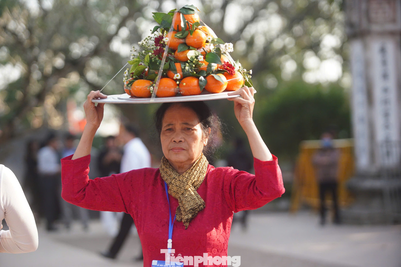 Du khách thành tâm dâng lễ lên đức thánh Trần với mong muốn một năm an lành, mạnh khỏe, hạnh phúc cho gia đình. Anh Đoàn Hùng Cường (Uông Bí, Quảng Ninh) cho biết chỉ cần có mặt tại khuôn viên đền Trần anh đã thấy “an tâm”. “Khi đến đây, tôi chỉ cầu mong sức khỏe. Mọi chuyện khác trong cuộc sống đều phải tùy duyên. Nếu bản thân cố gắng, nỗ lực, mọi chuyện đều sẽ thành", anh Hùng Cường chia sẻ.