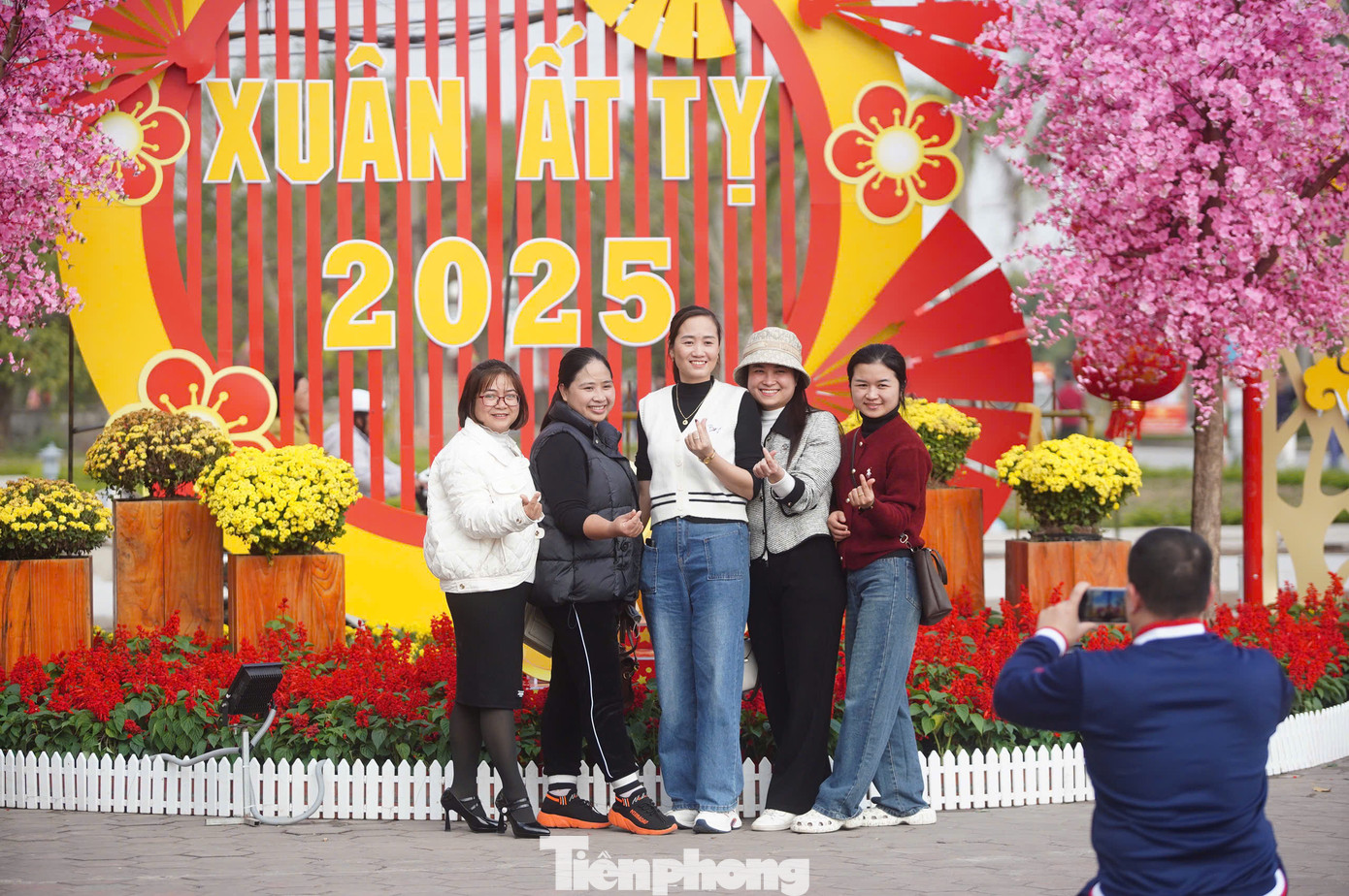 Ngoài ra, Lễ hội khai ấn đền Trần năm 2025 còn các hoạt động vui chơi, giải trí khác như trưng bày sinh vật cảnh, thi đấu cờ người, chọi gà, triển lãm ảnh Thành Nam những mốc son lịch sử, trưng bày ảnh đẹp du lịch Nam Định… nhằm thu hút du khách.