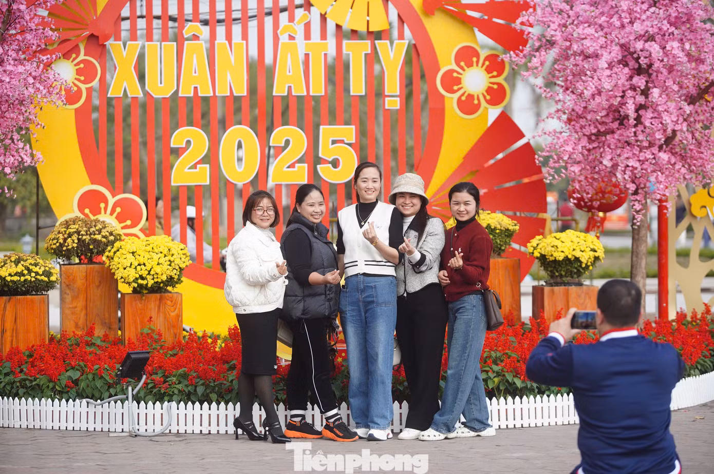 Ngoài ra, Lễ hội khai ấn đền Trần năm 2025 còn các hoạt động vui chơi, giải trí khác như trưng bày sinh vật cảnh, thi đấu cờ người, chọi gà, triển lãm ảnh Thành Nam những mốc son lịch sử, trưng bày ảnh đẹp du lịch Nam Định… nhằm thu hút du khách.