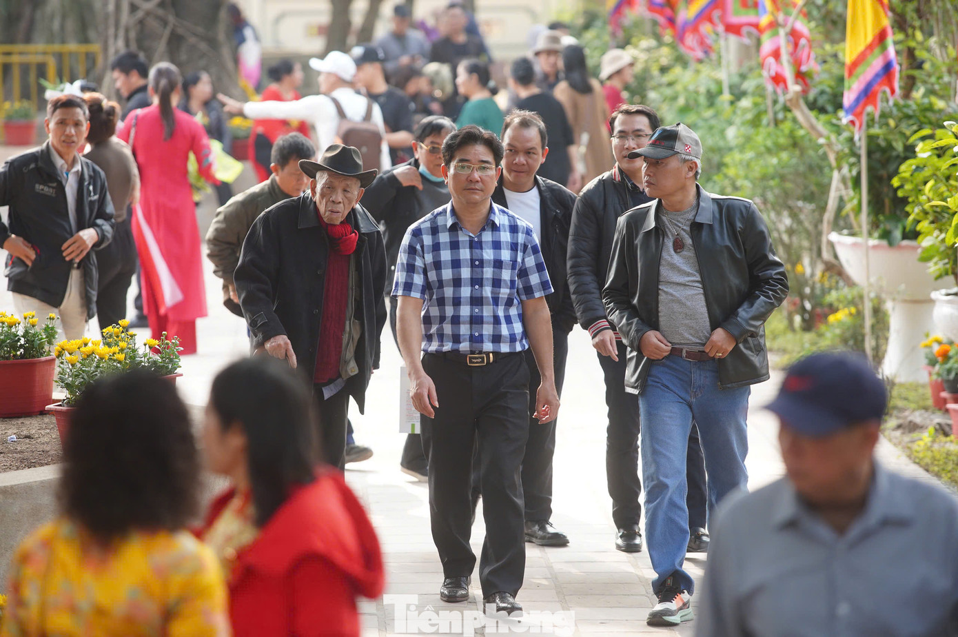 Sân đền đông kín người từ sớm 14 tháng Giêng. Nhiều du khách đi lễ sớm rồi tiếp tục chờ tới giờ khai ấn. Lễ khai ấn đền Trần rơi vào ngày thường, nhưng lượng khách đổ về đây rất đông.