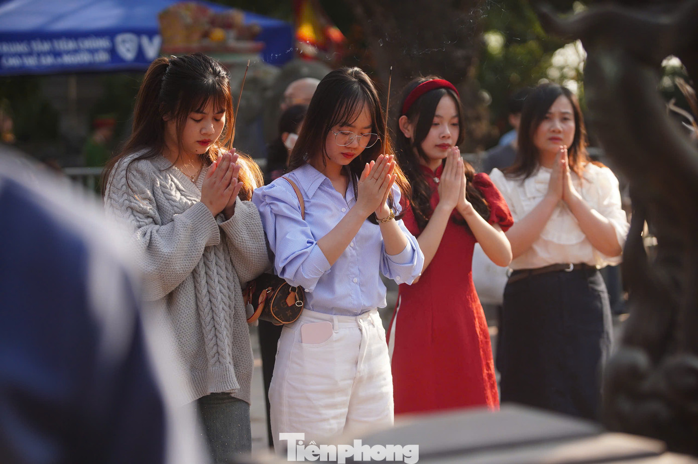 Với nhiều người, ấn đền Trần tượng trưng cho truyền thống của đạo hiếu Việt Nam. "Tôi có niềm tin vào Phật, Thánh, tức là có thờ, có thiêng, có kiêng thì có lành. Ngoài ra, truyền thống đạo hiếu Việt Nam luôn đề cao tinh thần uống nước, nhớ nguồn, nhớ đến những người đã anh dũng, hy sinh cho dân tộc. Hôm nay về đây tôi chỉ mong cầu Quốc thái, dân an, mưa thuận, gió hòa, nhà nhà no ấm cho tất cả mọi người", chị Trần Thị Kim Oanh (Hà Nội) cho biết.