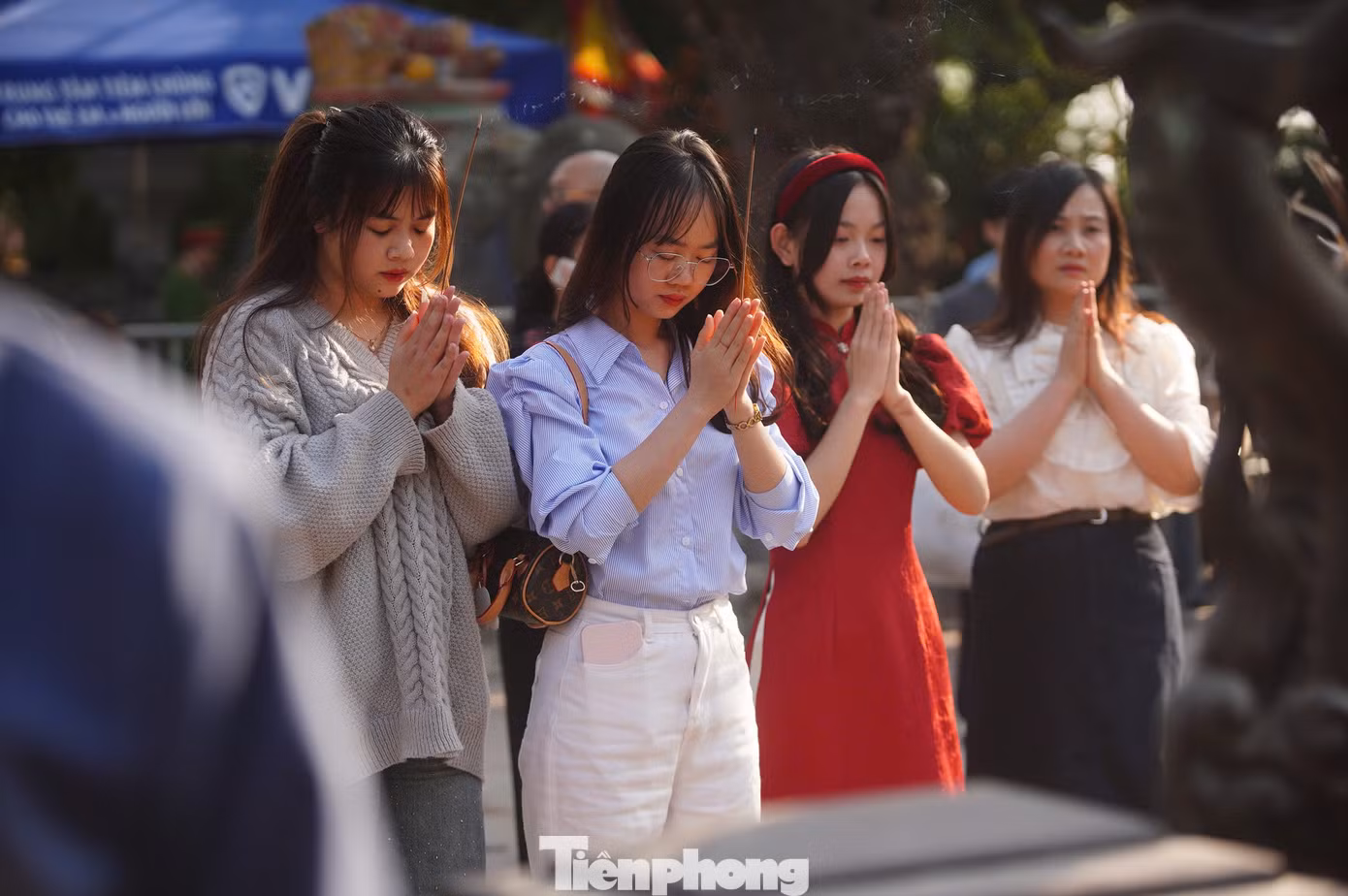Với nhiều người, ấn đền Trần tượng trưng cho truyền thống của đạo hiếu Việt Nam. "Tôi có niềm tin vào Phật, Thánh, tức là có thờ, có thiêng, có kiêng thì có lành. Ngoài ra, truyền thống đạo hiếu Việt Nam luôn đề cao tinh thần uống nước, nhớ nguồn, nhớ đến những người đã anh dũng, hy sinh cho dân tộc. Hôm nay về đây tôi chỉ mong cầu Quốc thái, dân an, mưa thuận, gió hòa, nhà nhà no ấm cho tất cả mọi người", chị Trần Thị Kim Oanh (Hà Nội) cho biết.