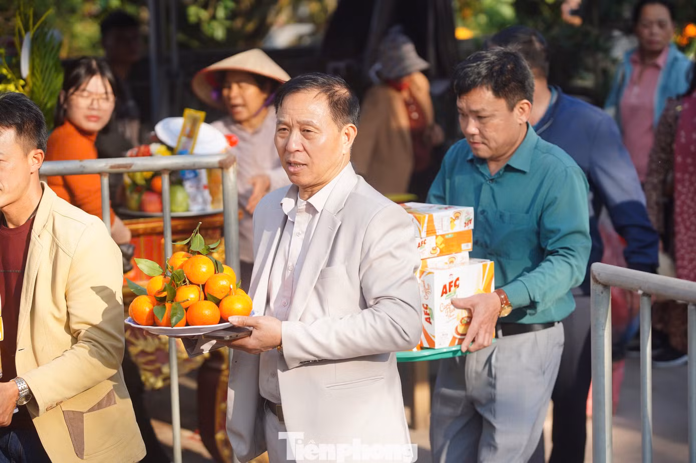 Du khách thành tâm dâng lễ lên đức thánh Trần với mong muốn một năm an lành, mạnh khỏe, hạnh phúc cho gia đình. Anh Đoàn Hùng Cường (Uông Bí, Quảng Ninh) cho biết chỉ cần có mặt tại khuôn viên đền Trần anh đã thấy “an tâm”. “Khi đến đây, tôi chỉ cầu mong sức khỏe. Mọi chuyện khác trong cuộc sống đều phải tùy duyên. Nếu bản thân cố gắng, nỗ lực, mọi chuyện đều sẽ thành", anh Hùng Cường chia sẻ.