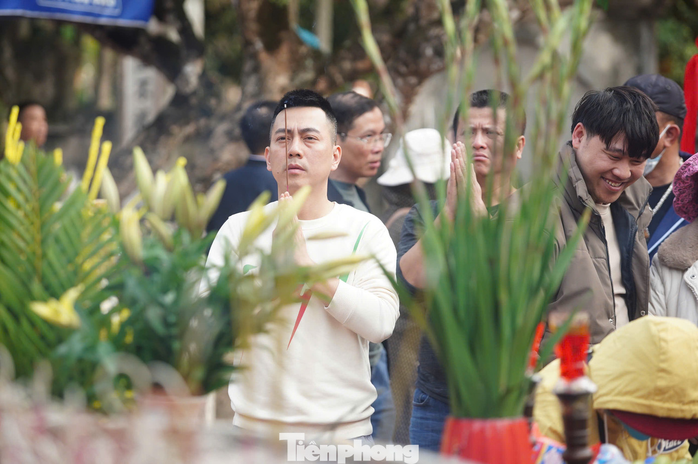 Với nhiều người, ấn đền Trần tượng trưng cho truyền thống của đạo hiếu Việt Nam. "Tôi có niềm tin vào Phật, Thánh, tức là có thờ, có thiêng, có kiêng thì có lành. Ngoài ra, truyền thống đạo hiếu Việt Nam luôn đề cao tinh thần uống nước, nhớ nguồn, nhớ đến những người đã anh dũng, hy sinh cho dân tộc. Hôm nay về đây tôi chỉ mong cầu Quốc thái, dân an, mưa thuận, gió hòa, nhà nhà no ấm cho tất cả mọi người", chị Trần Thị Kim Oanh (Hà Nội) cho biết.