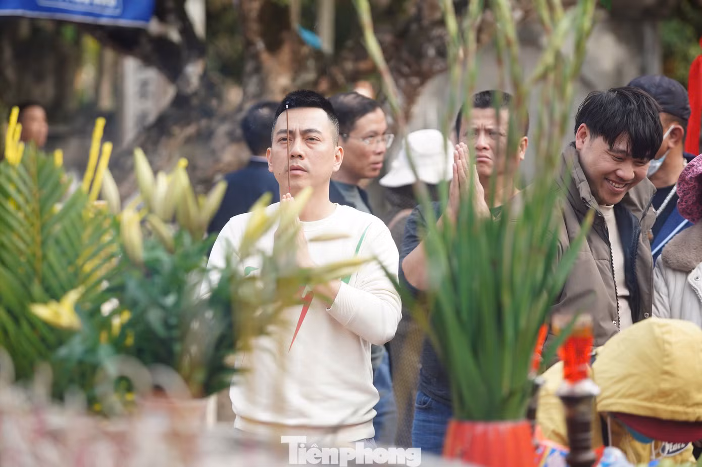 Với nhiều người, ấn đền Trần tượng trưng cho truyền thống của đạo hiếu Việt Nam. "Tôi có niềm tin vào Phật, Thánh, tức là có thờ, có thiêng, có kiêng thì có lành. Ngoài ra, truyền thống đạo hiếu Việt Nam luôn đề cao tinh thần uống nước, nhớ nguồn, nhớ đến những người đã anh dũng, hy sinh cho dân tộc. Hôm nay về đây tôi chỉ mong cầu Quốc thái, dân an, mưa thuận, gió hòa, nhà nhà no ấm cho tất cả mọi người", chị Trần Thị Kim Oanh (Hà Nội) cho biết.