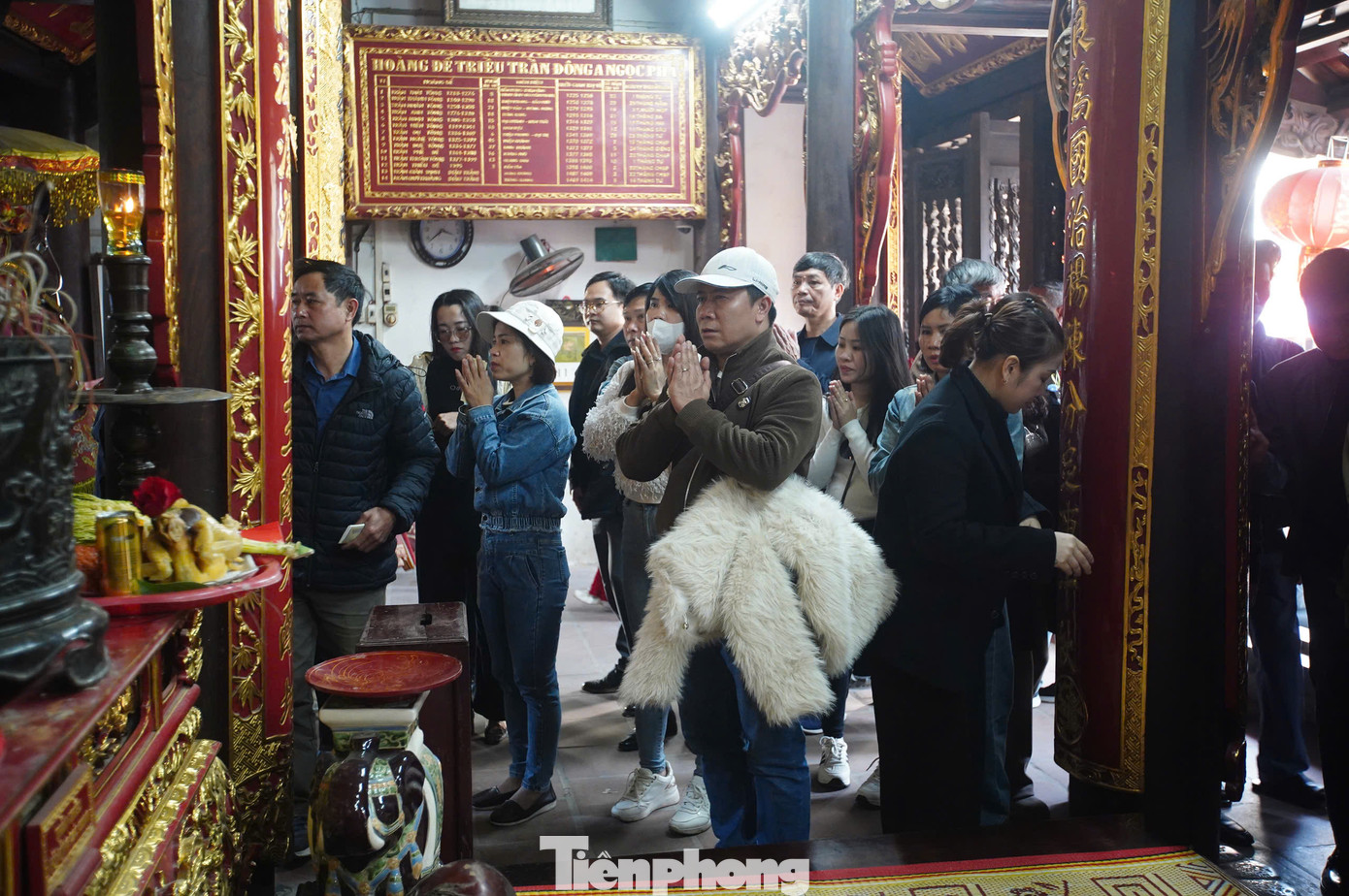 Sau khi dâng lễ, thành tâm cúng bái, nhiều du khách chọn ở lại trong khuôn viên khu di tích đền Trần và đợi chờ đến thời điểm khai ấn và phát ấn.