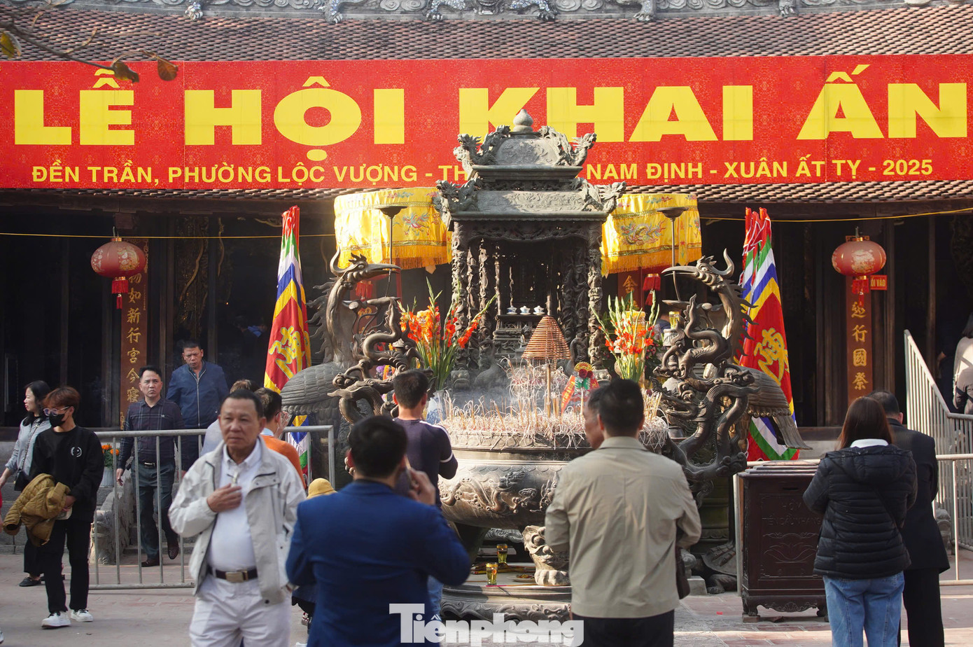 Nghi lễ đầu tiên của lễ khai ấn đền Trần được thực hiện lúc 22h15 tại sân Thiên Trường, Khu di tích đền Trần - chùa Tháp (TP. Nam Định, tỉnh Nam Định). Dù vậy, vẫn có rất đông du khách thập phương đổ về đây chiêm bái, vãn cảnh.