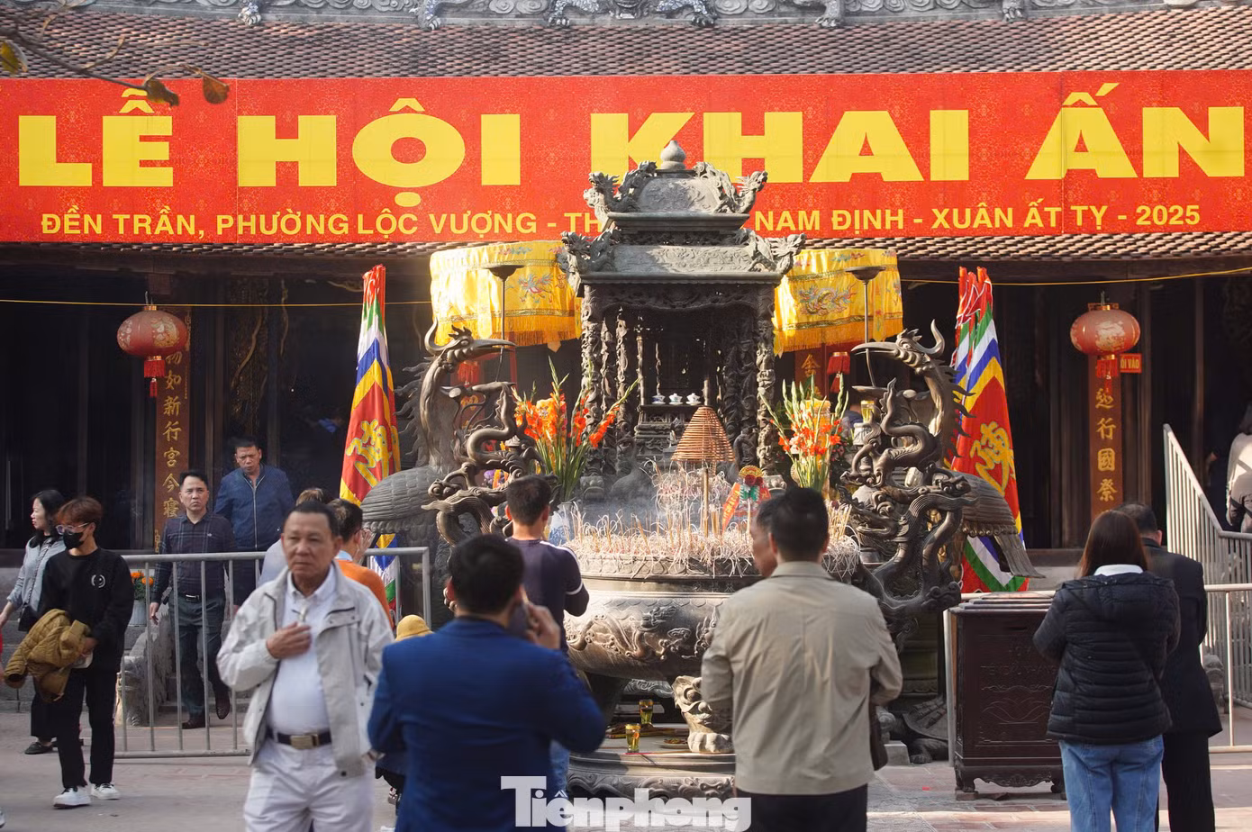 Nghi lễ đầu tiên của lễ khai ấn đền Trần được thực hiện lúc 22h15 tại sân Thiên Trường, Khu di tích đền Trần - chùa Tháp (TP. Nam Định, tỉnh Nam Định). Dù vậy, vẫn có rất đông du khách thập phương đổ về đây chiêm bái, vãn cảnh.