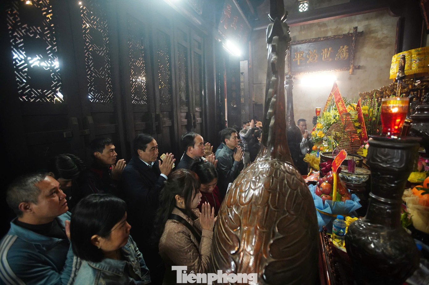 Theo họ, việc đợi chờ trong khuôn viên đền Trần mới đảm bảo sự thành tâm với đức thánh Trần.