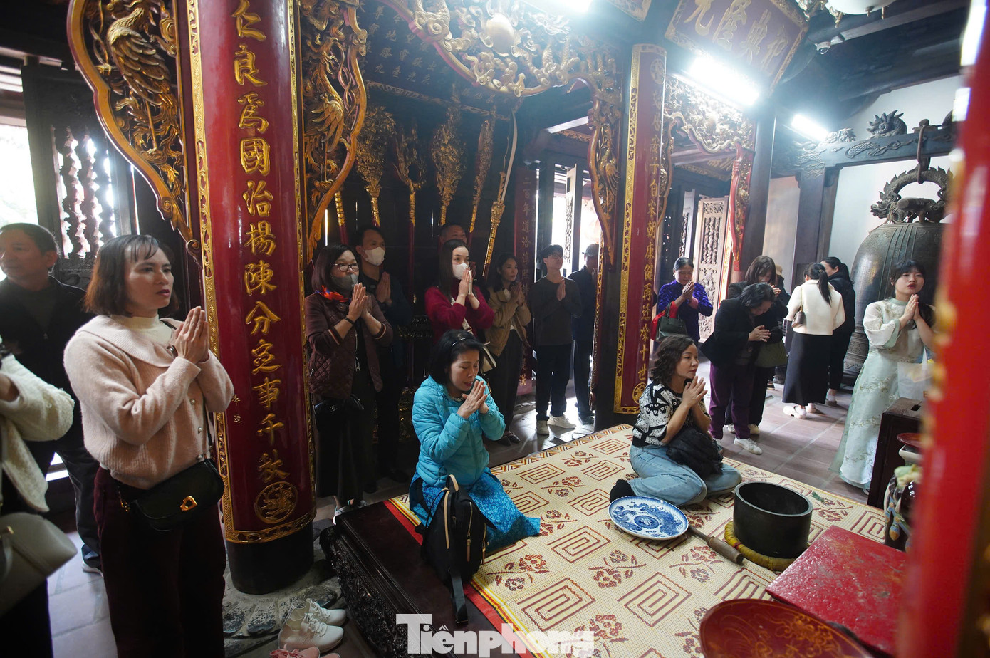 Sau khi dâng lễ, thành tâm cúng bái, nhiều du khách chọn ở lại trong khuôn viên khu di tích đền Trần và đợi chờ đến thời điểm khai ấn và phát ấn.